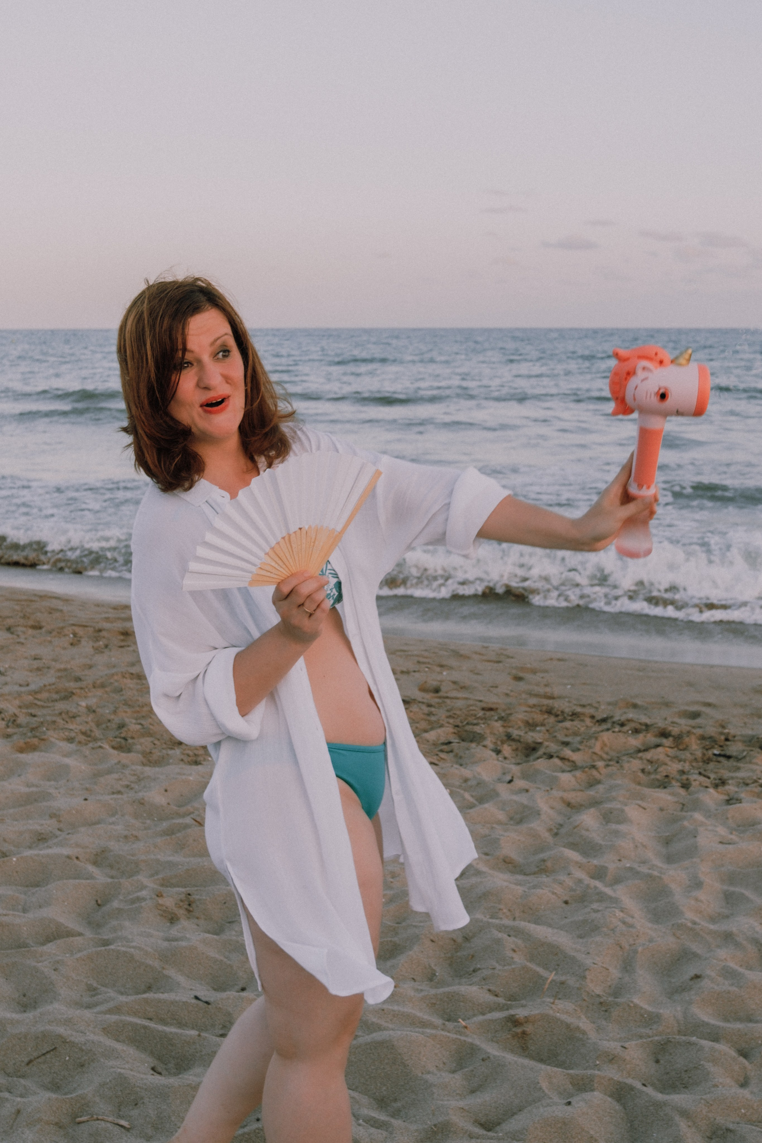 Sesión de amigas en la playa. Fotografía profesional en Calafell - Elena Medvedeva