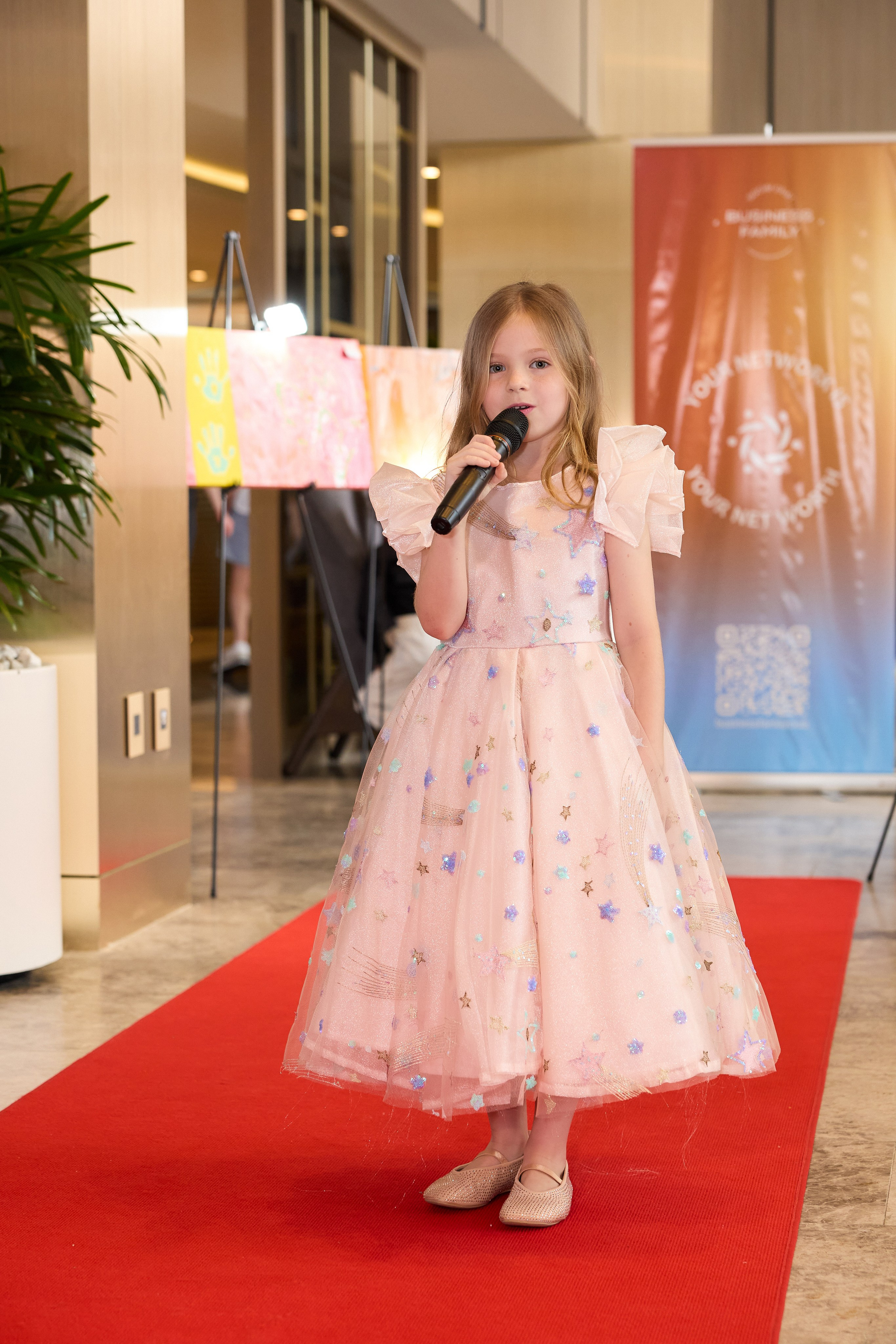 Авторская благотворительная художественная выставка Дианы Бортник. Фотограф Юлия Маковеева