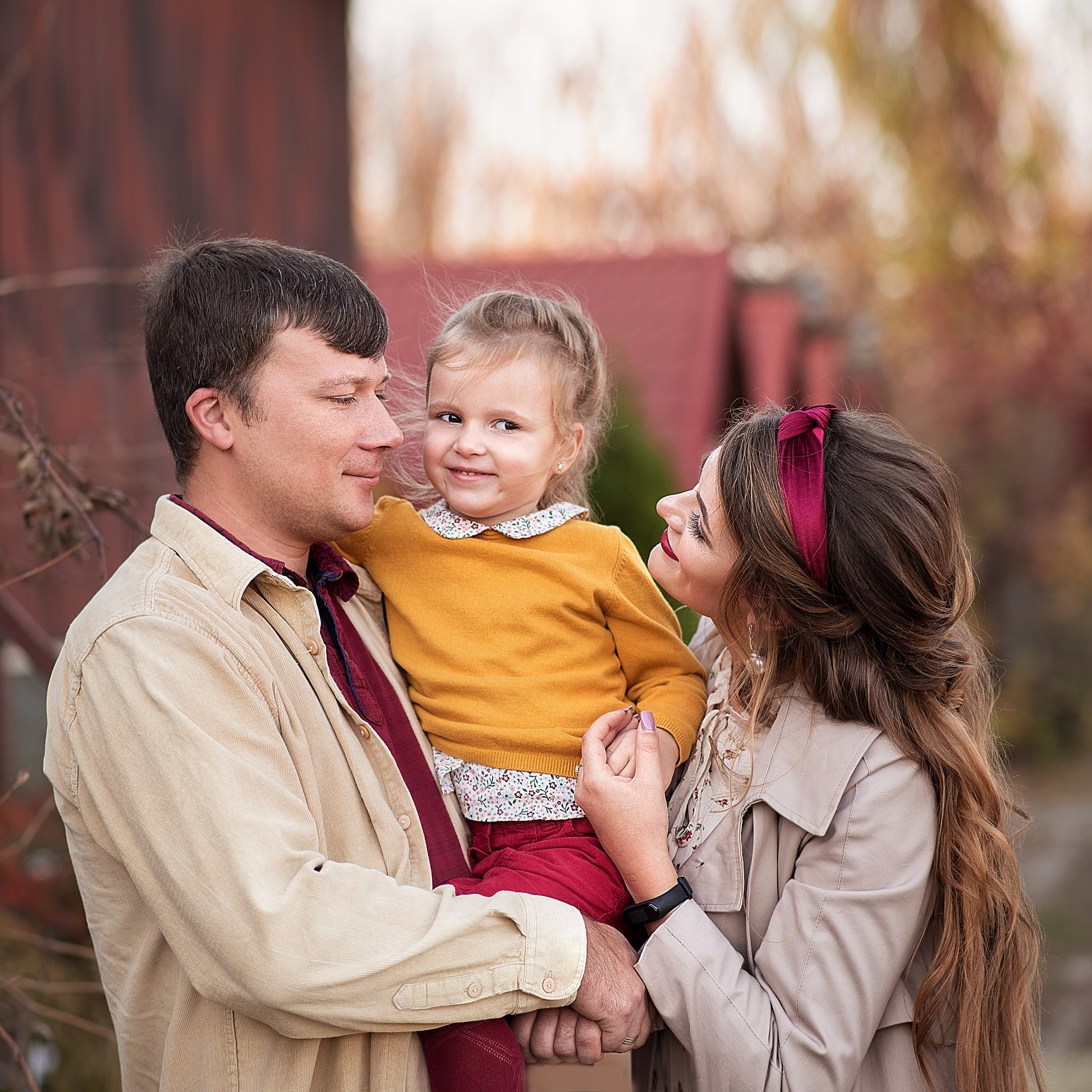 Родители обнимают ребёнка — тёплые семейные эмоции