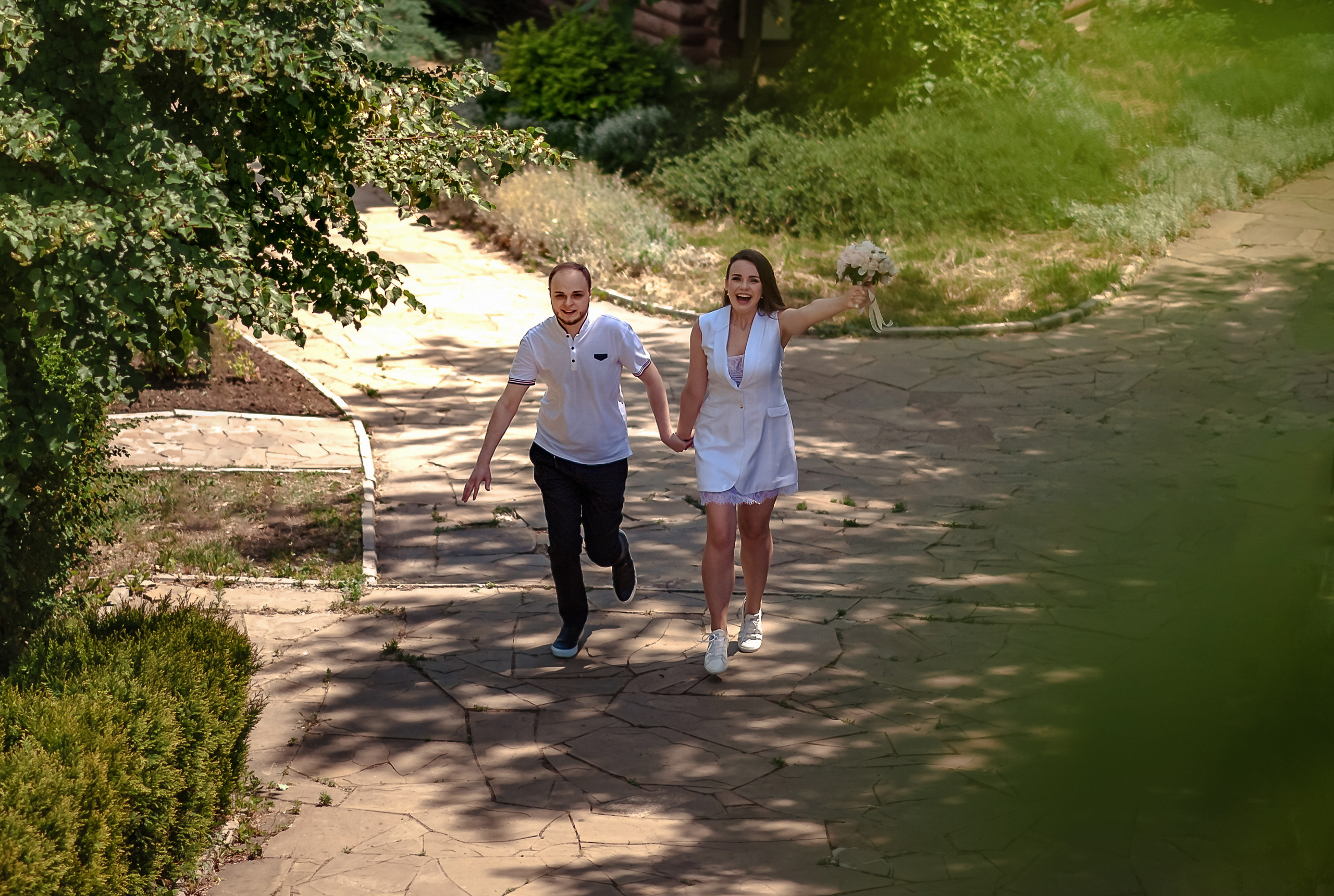 Бегущие жених и невеста  по локации Анталии