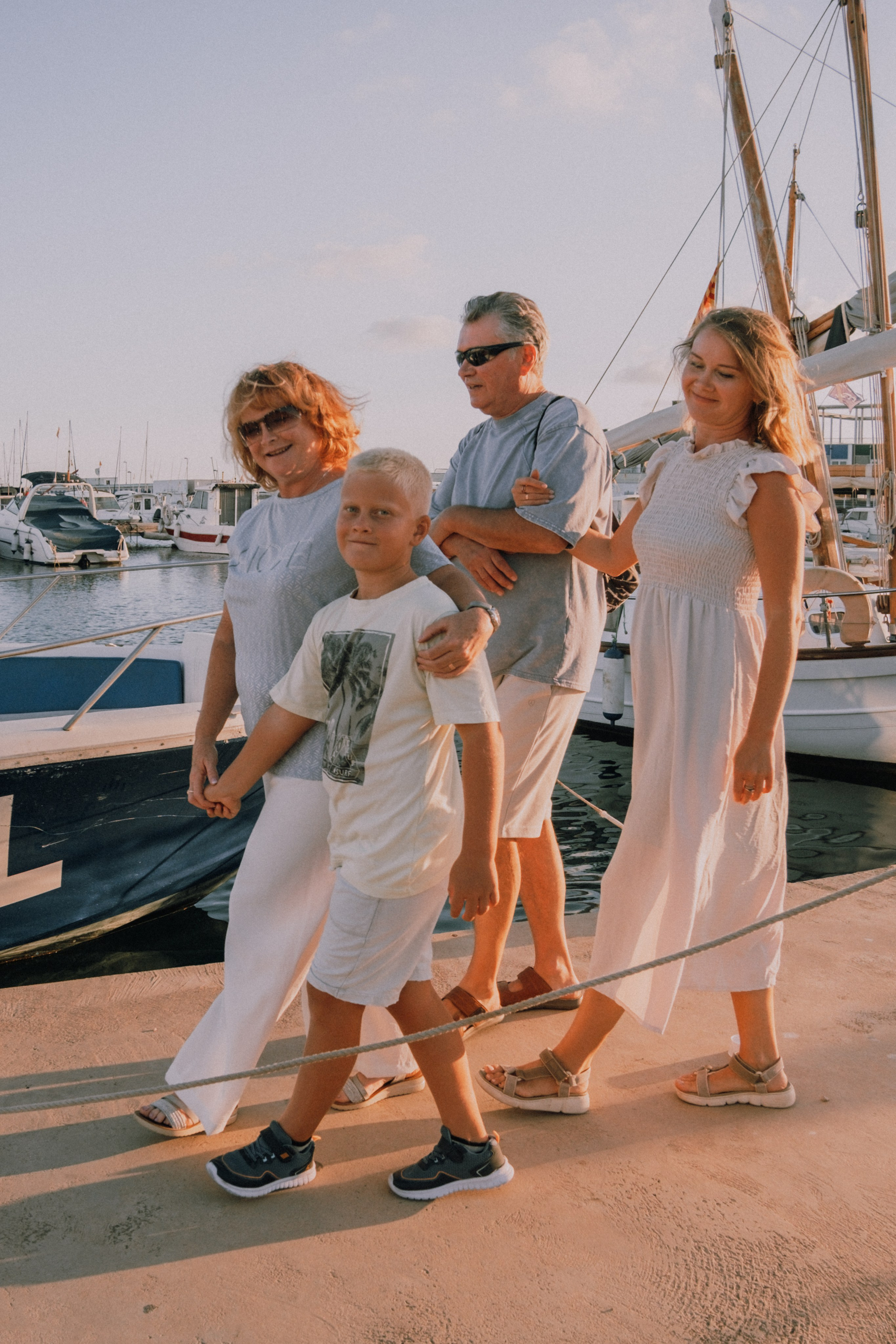 Sesión familiar en la playa. Fotografía profesional en Calafell - Elena Medvedeva