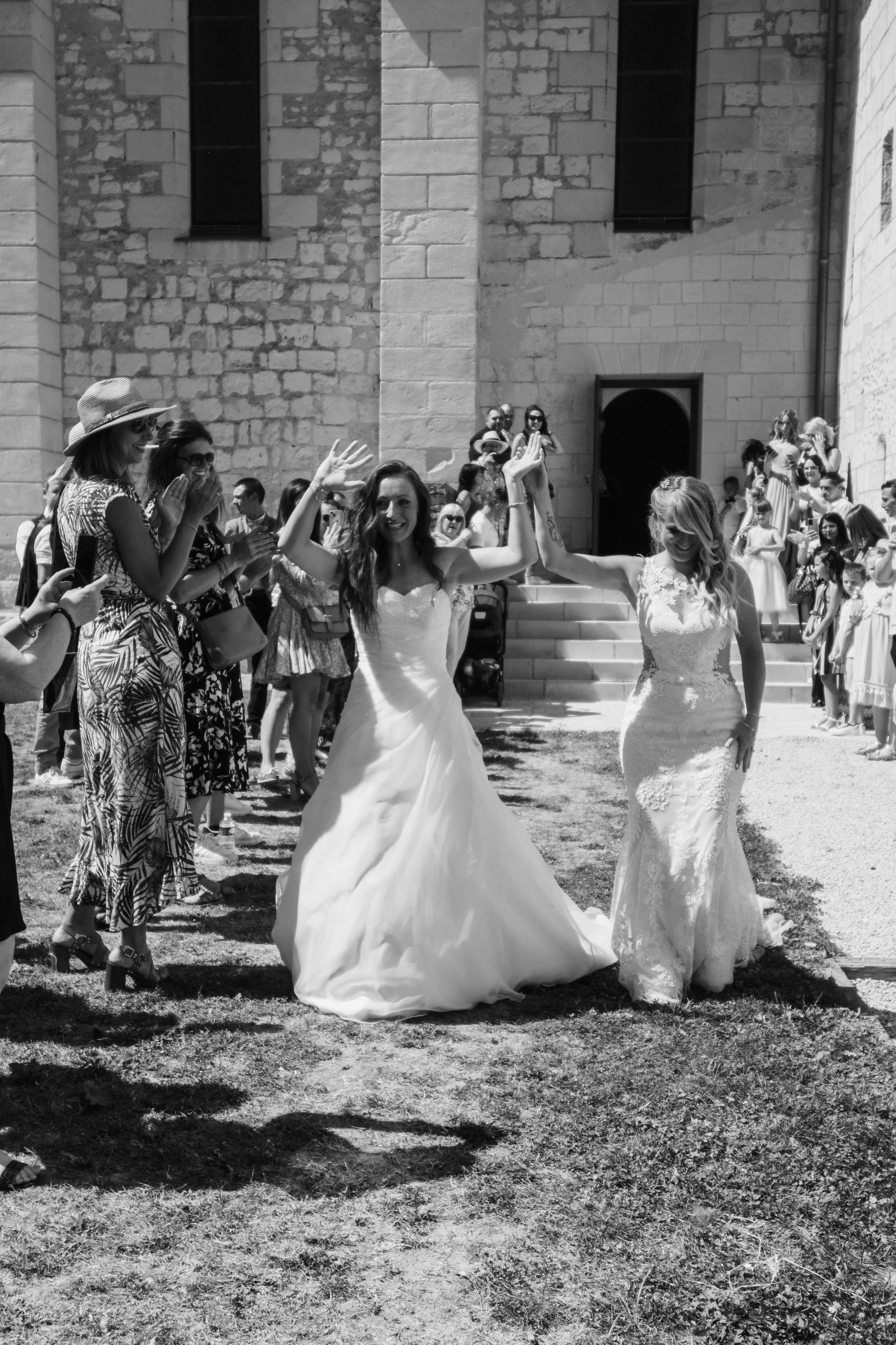 Sortie des mariées après la cérémonie religieuse, mariage LGBTQ+ dans la Vienne