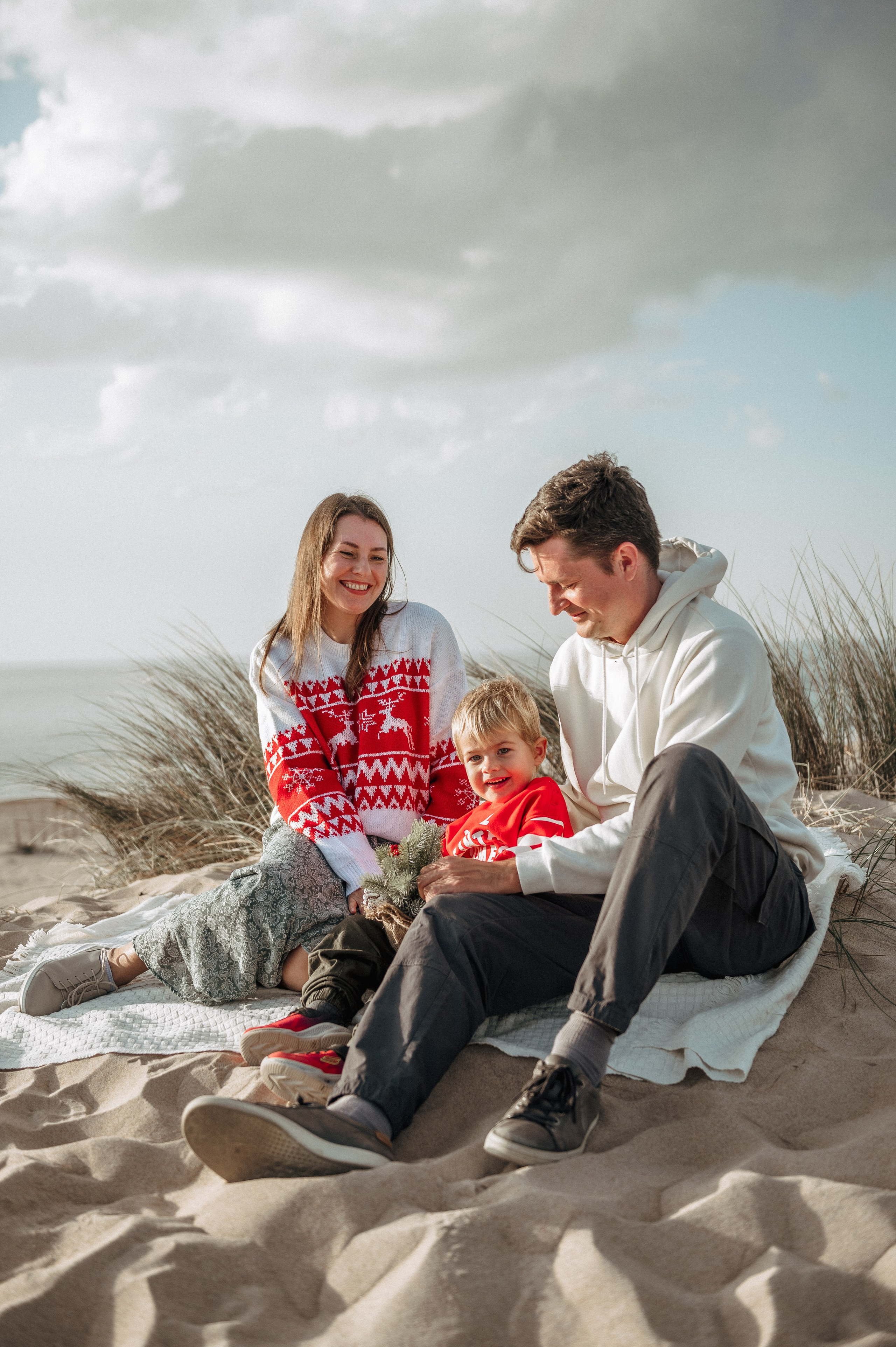 Family Christmas photoshoot on the beach in Portugal. Ваш фотограф в Лиссабоне — Анна Белова
