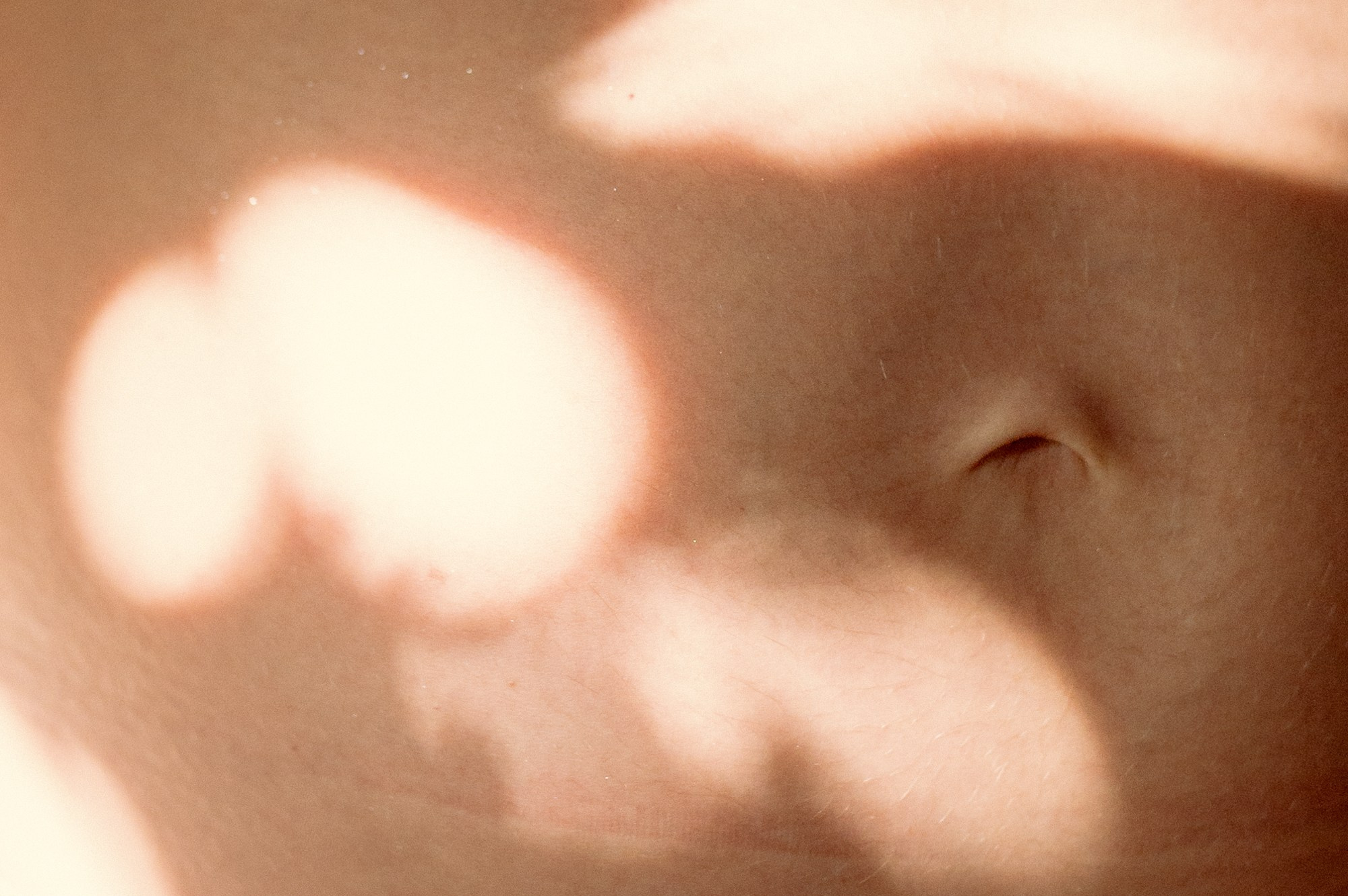 Ensaio Gestante — Praia do forte. Água Carmim Fotografia