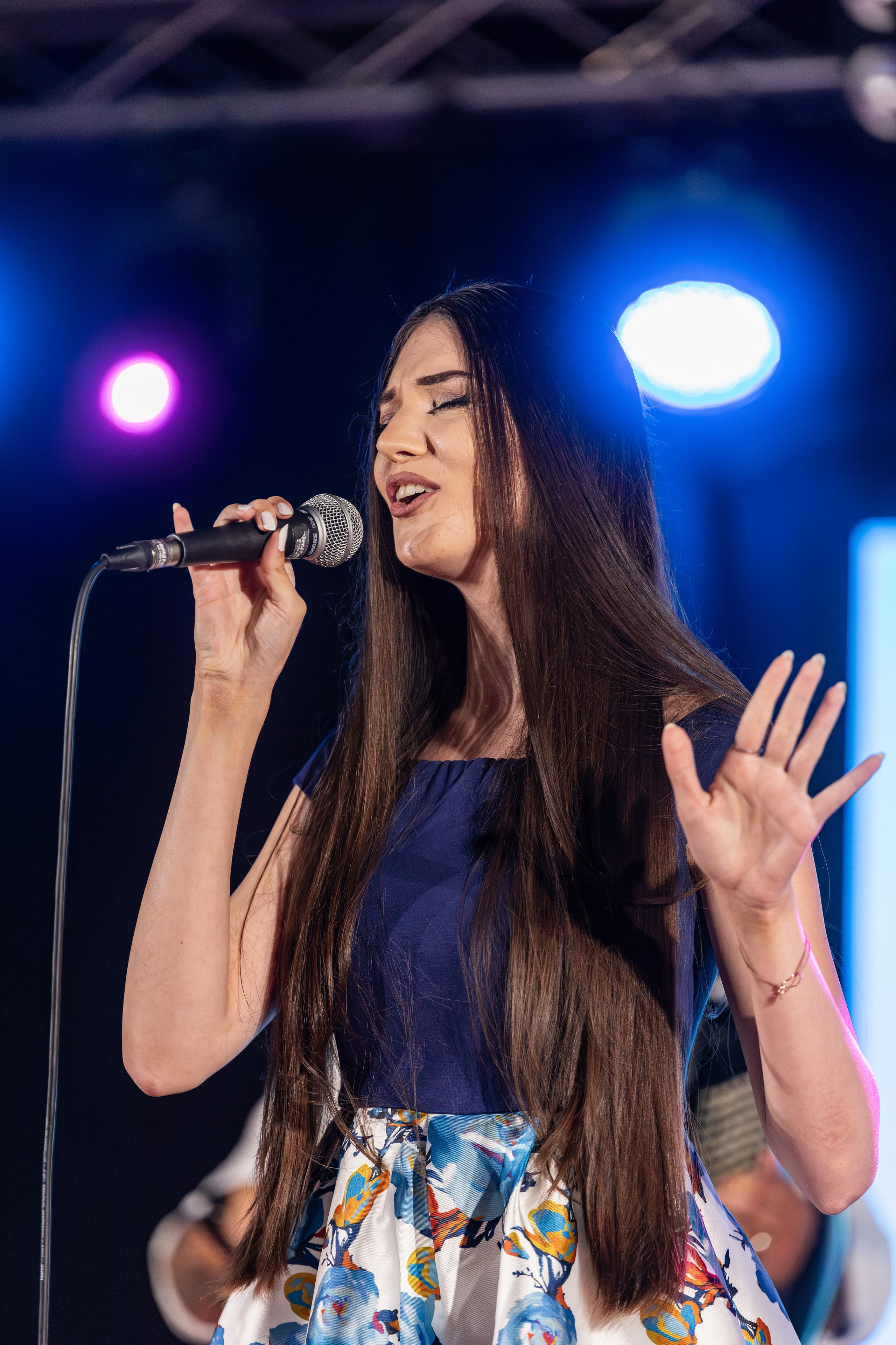 Fotografije takmičenja pjevača amatera na festivalu Tarčinske ljetne večeri u organizaciji KUD-a Ivan Planina, prikazuju nastupe učesnika na pozornici, scensku rasvjetu i atmosferu festivala.