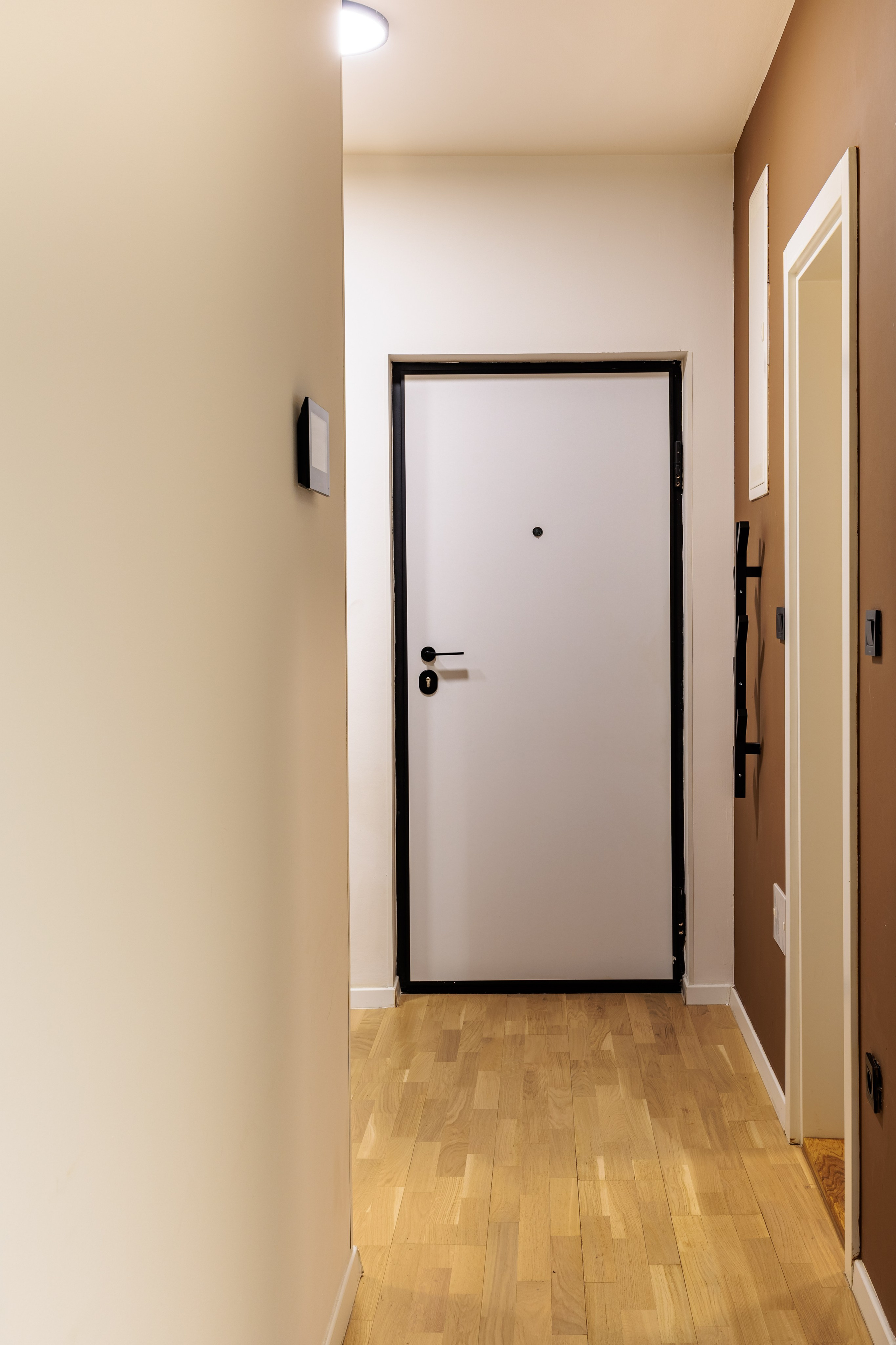 Fotografija modernog enterijera apartmana u Ilidža Residence naselju u Sarajevu, sa elegantnim dizajnom, toplim tonovima i savremenim rasporedom prostora.