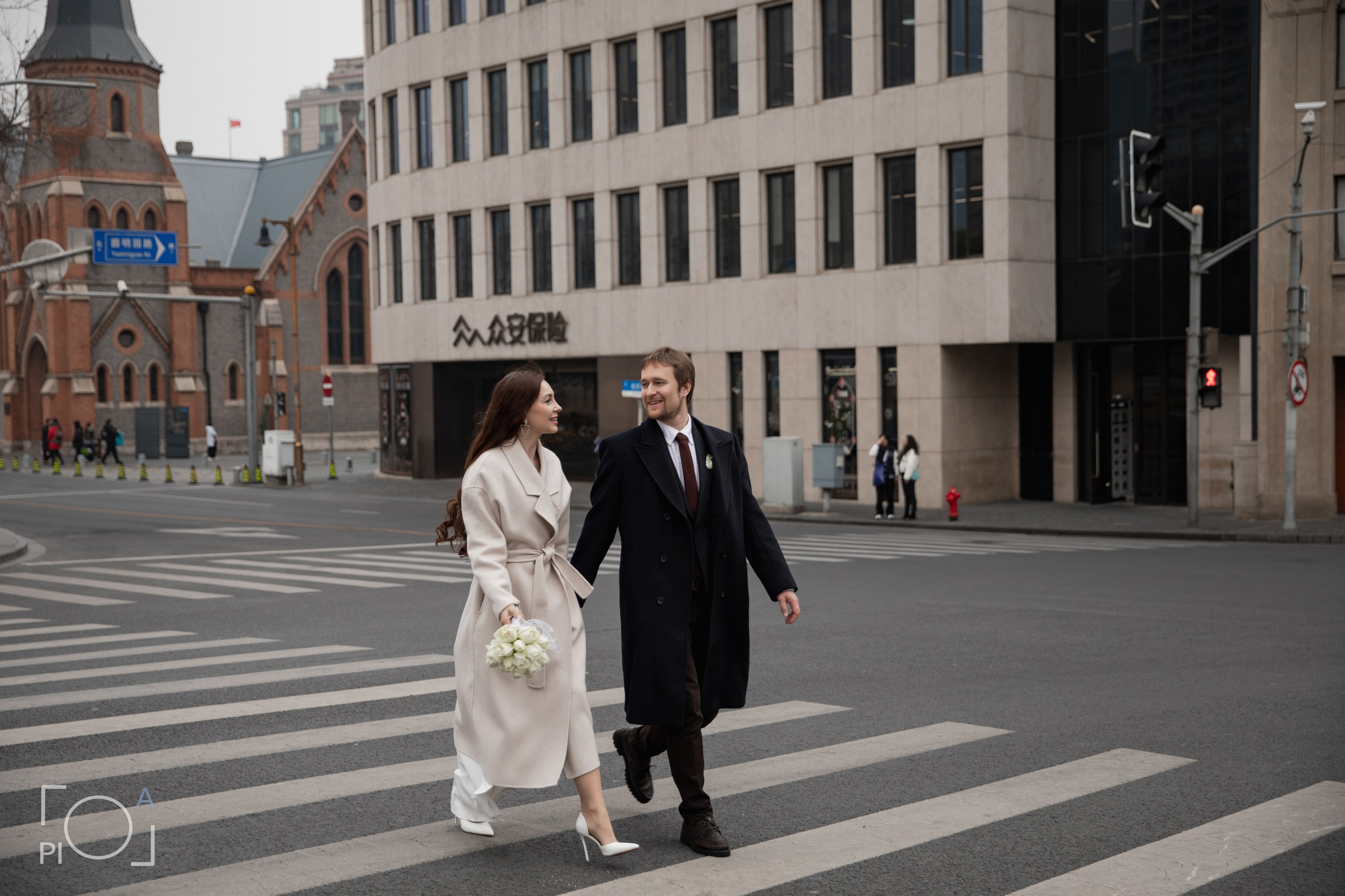 Свадебная фотосессия с консульской подписью в консульстве. Фотограф в Шанхае — Лола Пидлуская