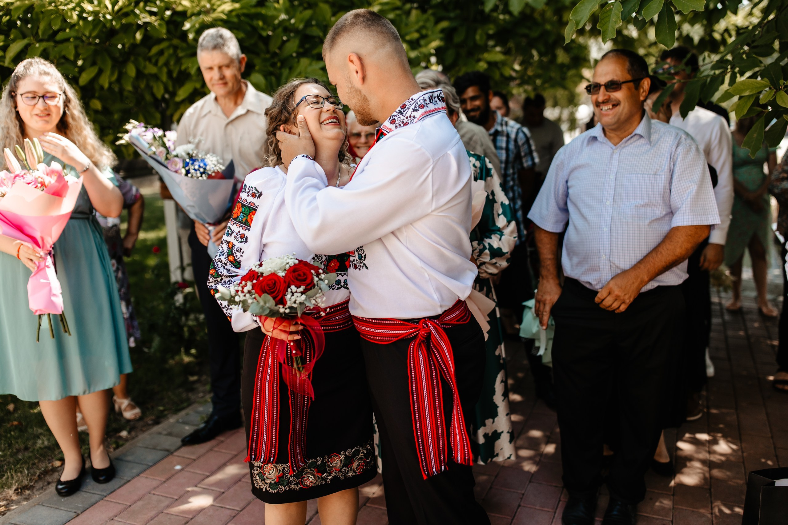 Fotograf stare civilă Siret – Andrei & Andreea în ie tradițională din Bucovina | AlinoFotoStudio