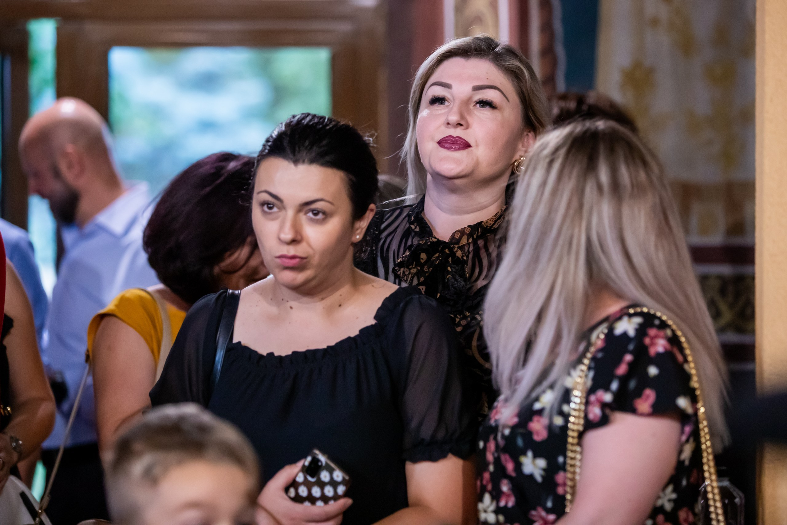 fotograf botez , fotografie botez Botoșani, fotograf Alin Chirilă, amintiri botez, fotografii botez, botez Miruna Parascheva, fotograf copii, fotografie botez în Botoșani-alt="botez , fotografie botez Alin Chirilă, amintiri botez, fotografii emoționante botez Botoșani"-- fotografii-botez-bebelus- amintiri-botez-micuț- moment-sfânt-crestinare- fotografie-emotionanta-botez- detalii-botez-bebelusi- parinti-fericiti-la-botez- fotograf-botez-profesionist- botez-in-biserica-ortodoxa- micuț-botezat-cu-emoție- zâmbete-și-lacrimi-la-botez- bebeluș-la-cristelniță- decor-botez-colorat- botez-cu-dragoste-și-credință- emotie-pura-la-botez- fotograf-botez-botosani- botez-iasi-suceava-fotograf- amintiri-nepretuite-botez-- Preotul ținându-l pe micuțul Mathias Gabriel la botez, în biserica Înălțarea Domnului, Copălău  - Detalii de la botezul lui Mathias – lumânare, trusou și icoană  - Familia lui Mathias Gabriel alături de micuț, în ziua botezului  - Portret emoționant cu mama și bebelușul în brațe, în biserică,fotograf profesionist evenimente Botoșani, Iași, Suceava, Fălticeni, Bacău, Pașcani, Roman - AlinoFotoStudio by Alin Chirilă - servicii foto nuntă, botez, cununie, ședințe foto creative, albume personalizate, fotografii emoționante și calitative pentru cele mai importante momente din viață,fotograf nuntă Botoșani Alin Chirilă,  ședință foto botez Iași - AlinoFotoStudio,  servicii fotograf profesionist evenimente Suceava,  fotograf cununie civilă Fălticeni - Alin Chirilă,  album foto nuntă personalizat Bacău.“Bebeluș botezat în biserică, ținut în brațe de nași”	•	“Detaliu cu lumânarea de botez decorată cu flori albe”	•	“Părinți emoționați alături de copilul lor la ceremonia de botez”	•	“Masa festivă de botez cu decor tematic și tort personalizat”	•	“Momentul în care preotul toarnă apă sfințită pe fruntea bebelușului”	“Bebeluș în rochie albă de botez, zâmbind în brațele mamei”	•	“Detaliu cu cruciulița de botez așezată pe o pernă de satin”	•	“Părinți și nași aprinzând lumânările în timpul ceremoniei de botez”	•	“Tort de botez decorat cu figurine tematice și numele copilului”	•	“Copil botezat dormind liniștit în pătuțul decorat festiv”	•	“Momentul în care preotul binecuvântează copilul în fața altarului”	•	“Invitați adunându-se în jurul mesei festive la petrecerea de botez”	•	“Bebeluș ținând în mână o jucărie personalizată primită la botez”	•	“Familie fericită pozând împreună după ceremonia de botez”	•	“Decor tematic cu baloane și flori la locația petrecerii de botez” fotograf Botoșani fotograf evenimente fotograf botez Alin Chirila fotograf alinofotostudio.fotograf botez Amelis Maria, fotografie botez Botoșani, fotograf Alin Chirilă, amintiri botez, fotografii botez, botez Amelis Maria, fotograf copii, fotografie botez în Botoșani,