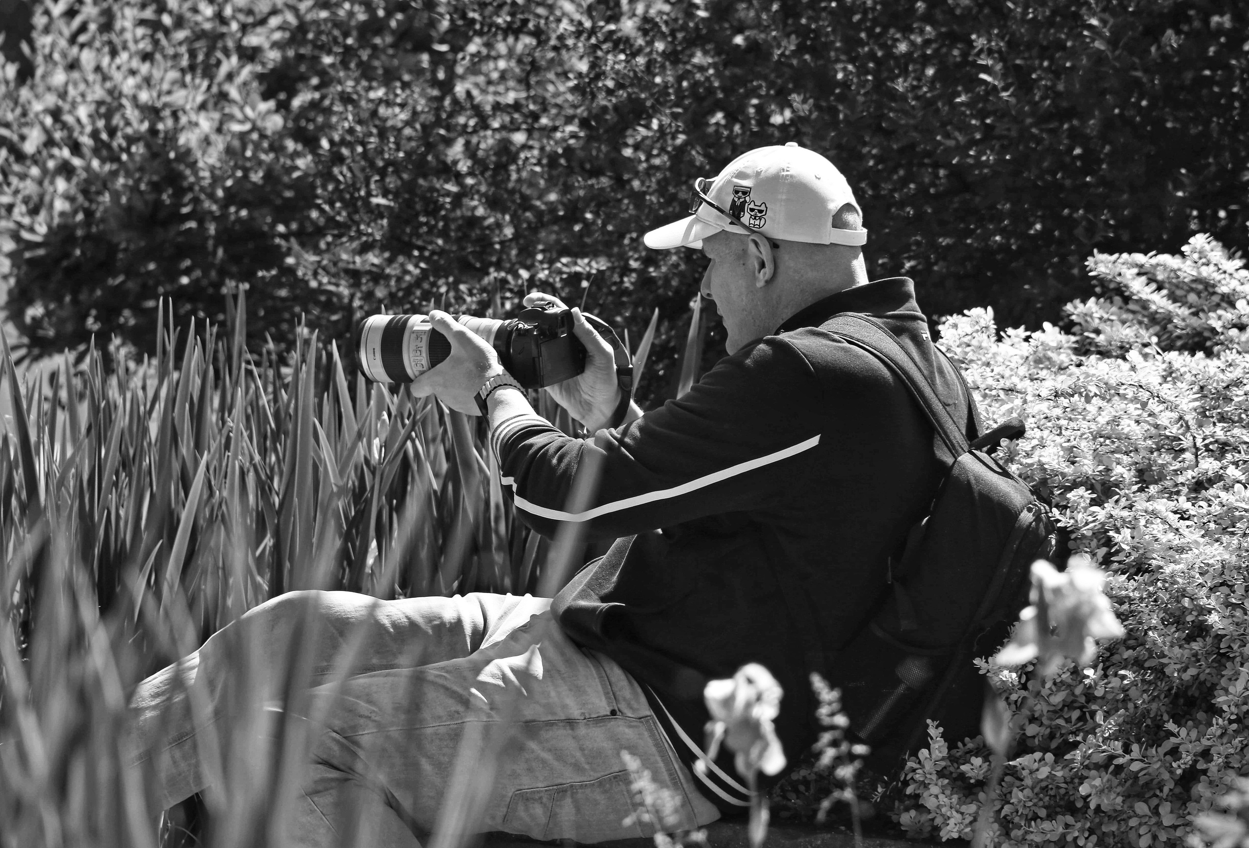  Femeie zâmbind natural – fotografie în studio