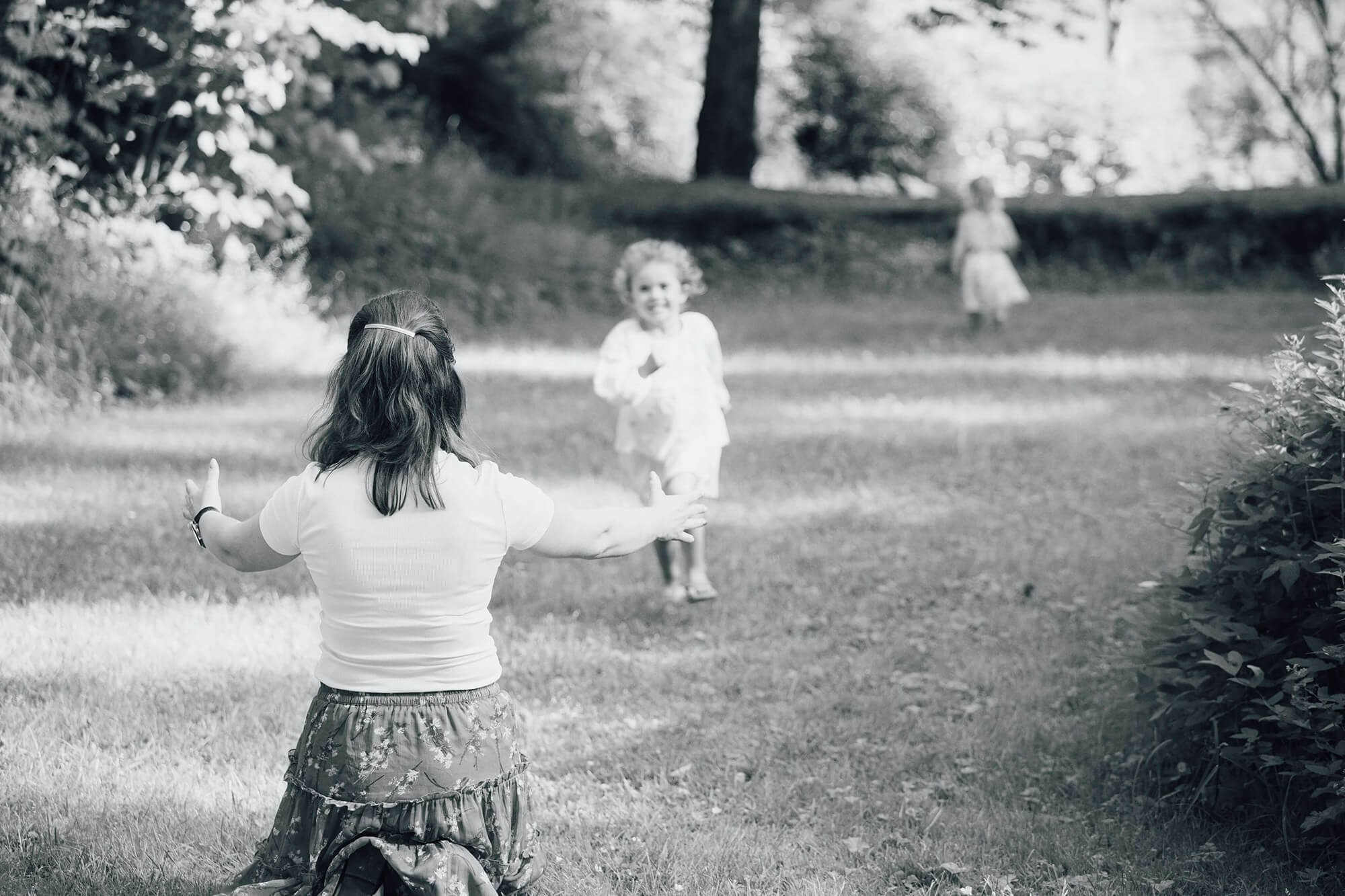 Barn løper mot moren under familiefotografering i Telemark