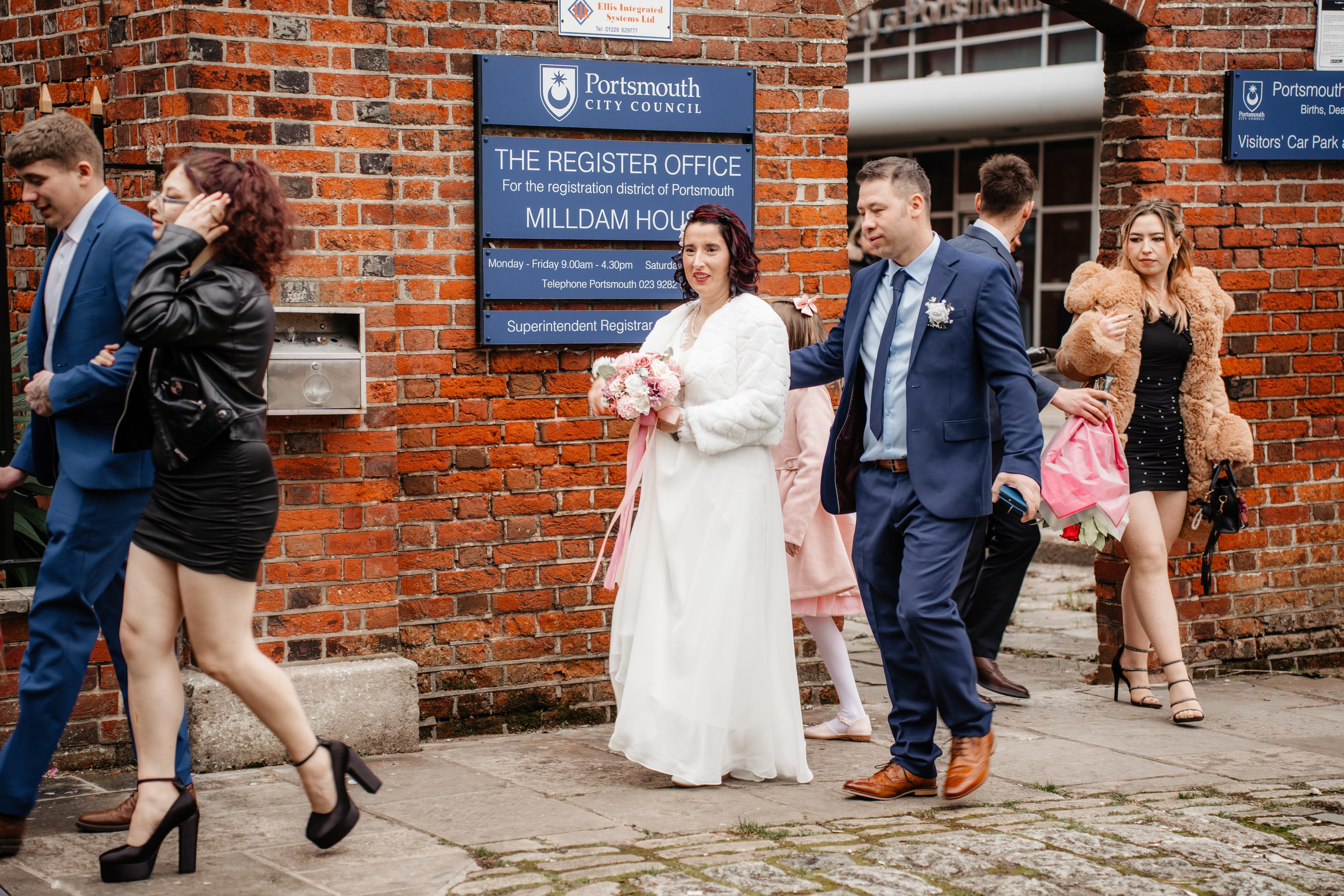 Mihaela si Stefan la iesirea din Registry Office din Portsmouth, in ziua cununiei civile.