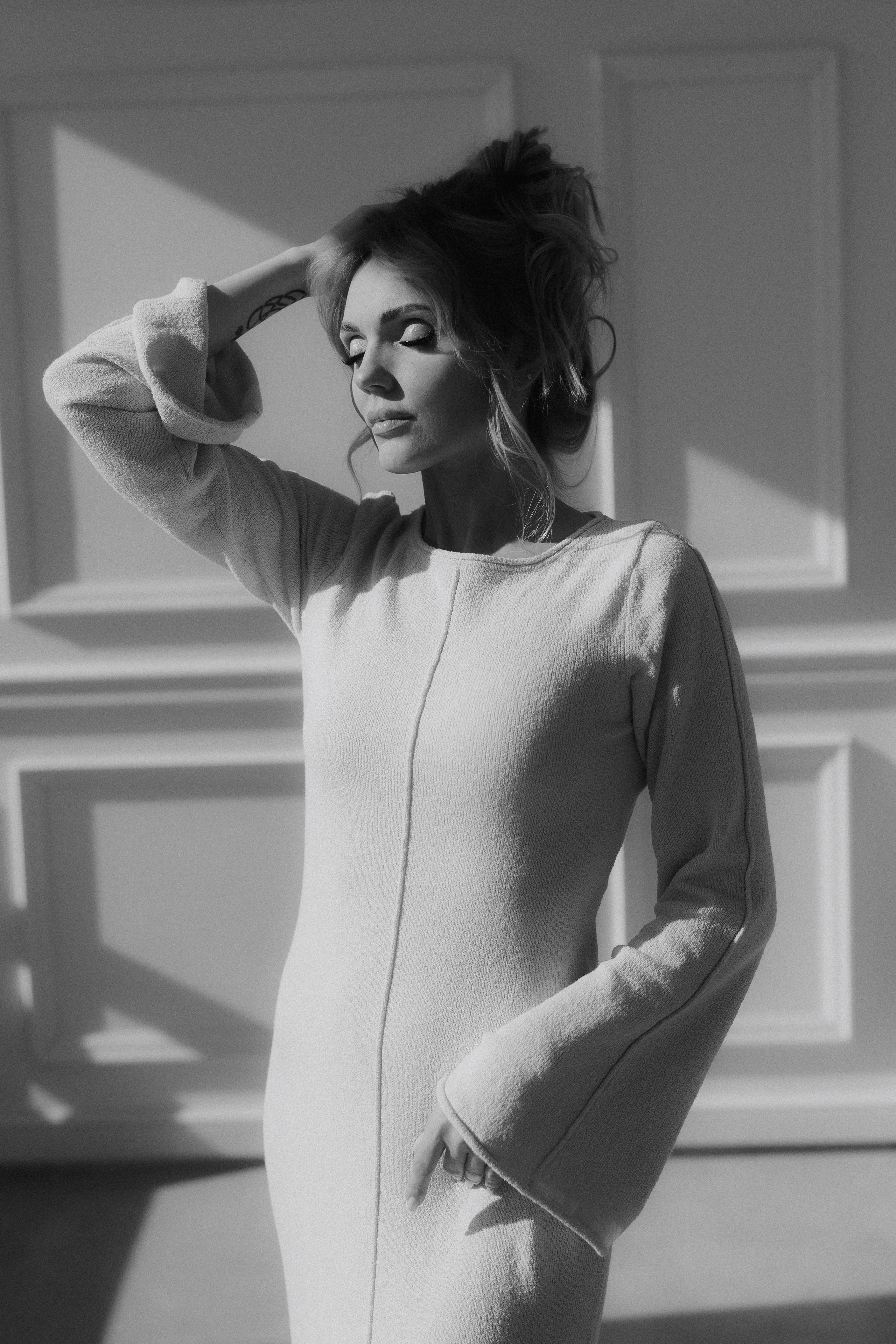 Fine art black and white portrait with directional light and relaxed feminine posing. Художественный чёрно-белый портрет с направленным светом и расслабленной женственной позой.