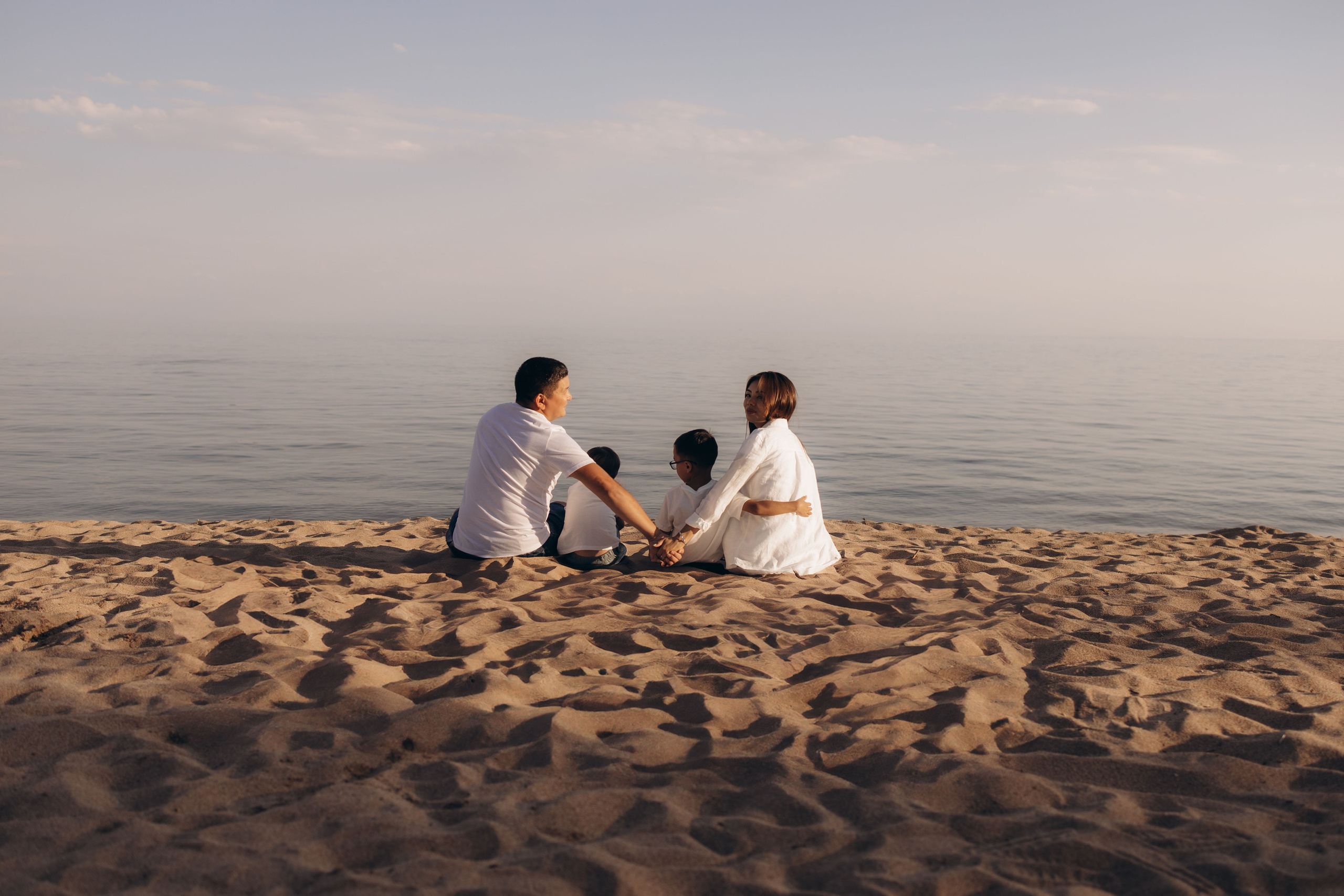 Family at Sunset. Фотограф родов, семей и новорожденных малышей в Дубае