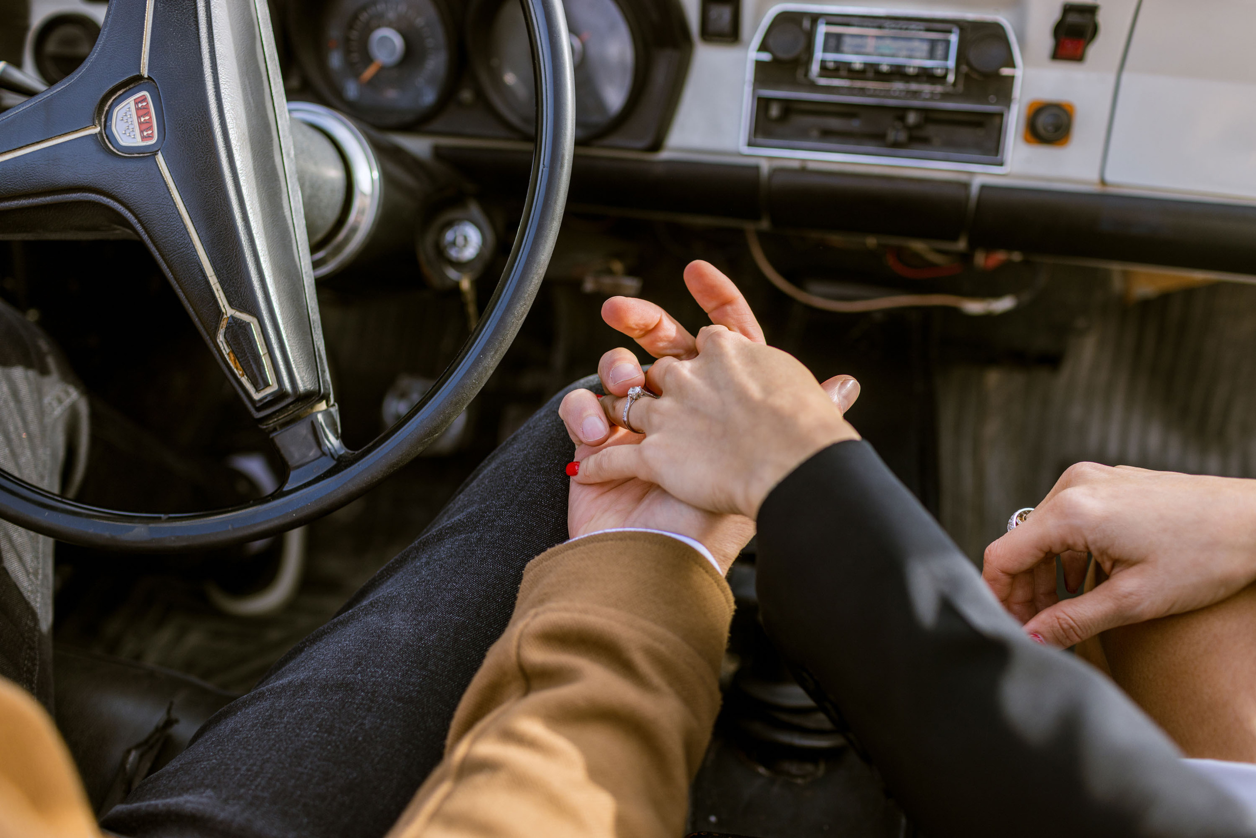 Couple’s Photoshoot with a Retro Convertible. Julia Ganch I Fashion Wedding Photography I Cappadocia Turkey