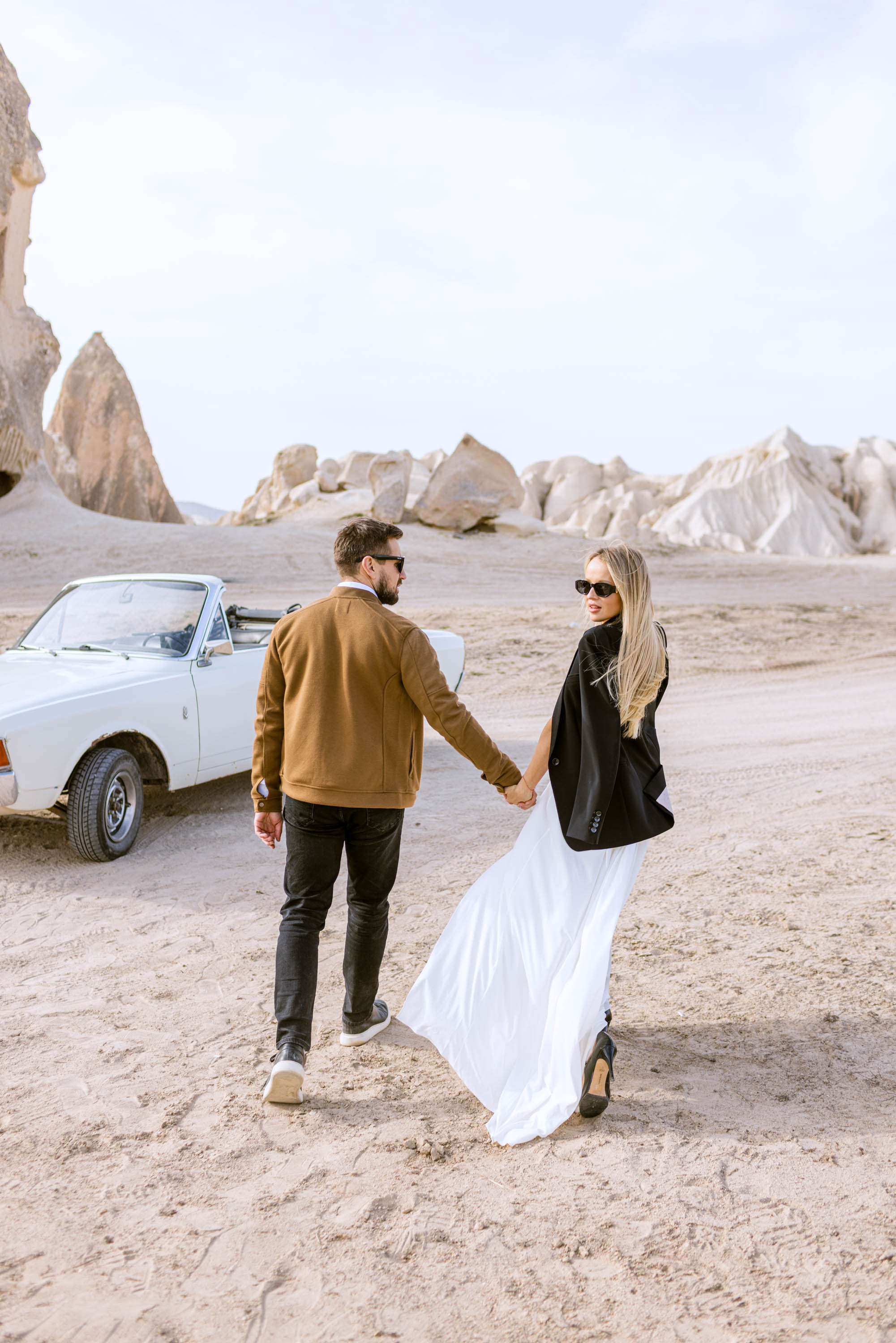 Couple’s Photoshoot with a Retro Convertible. Julia Ganch I Fashion Wedding Photography I Cappadocia Turkey