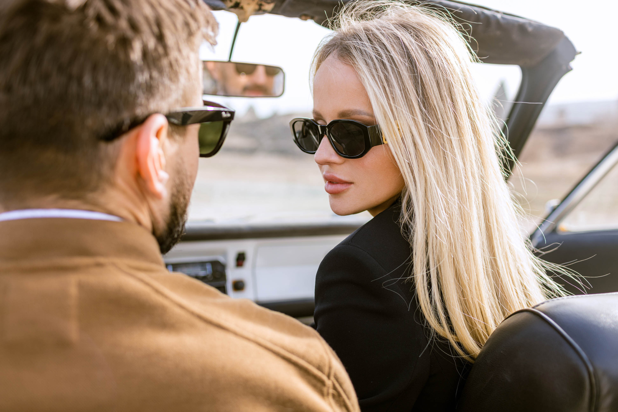 Couple’s Photoshoot with a Retro Convertible. Julia Ganch I Fashion Wedding Photography I Cappadocia Turkey