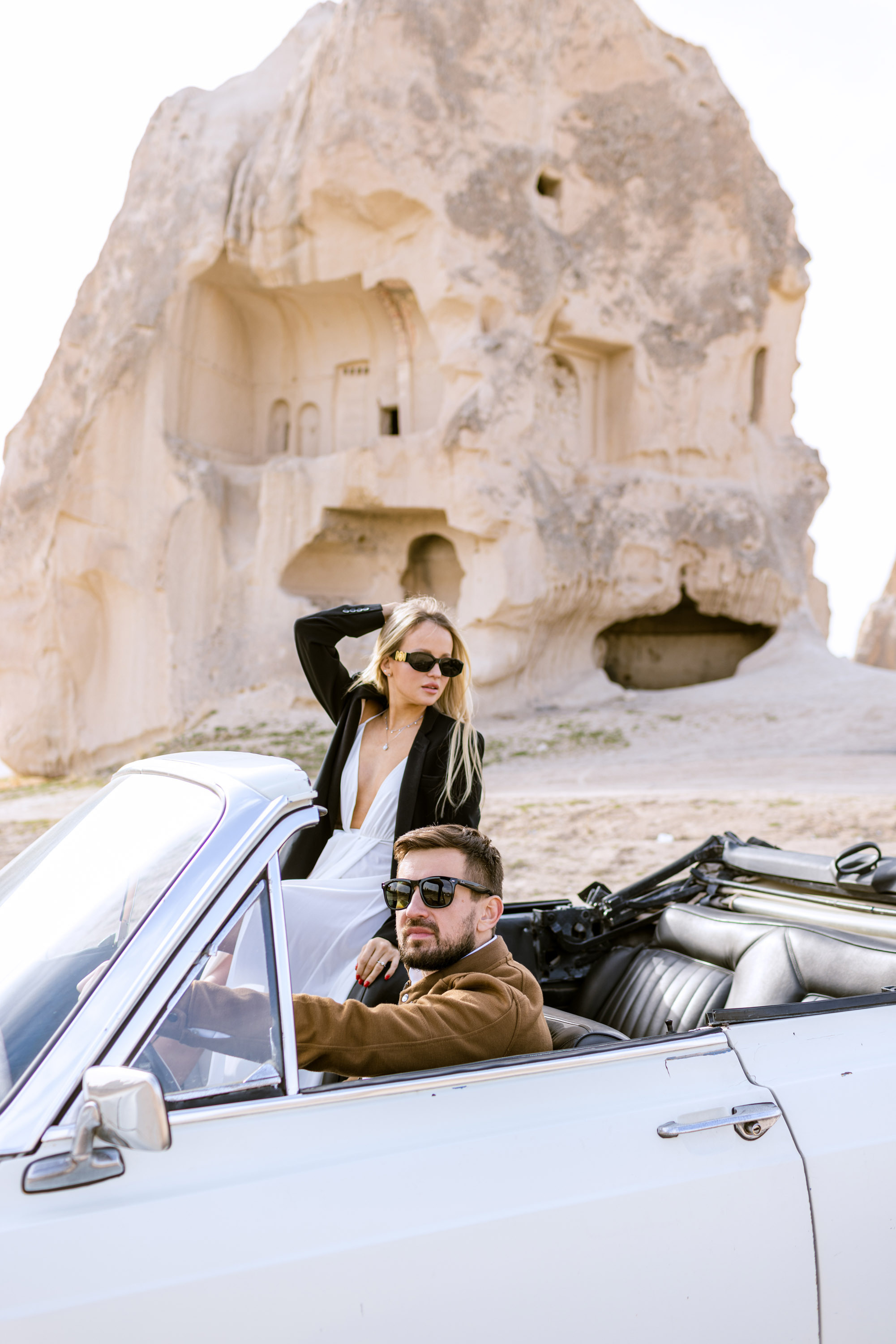 Couple’s Photoshoot with a Retro Convertible. Julia Ganch I Fashion Wedding Photography I Cappadocia Turkey