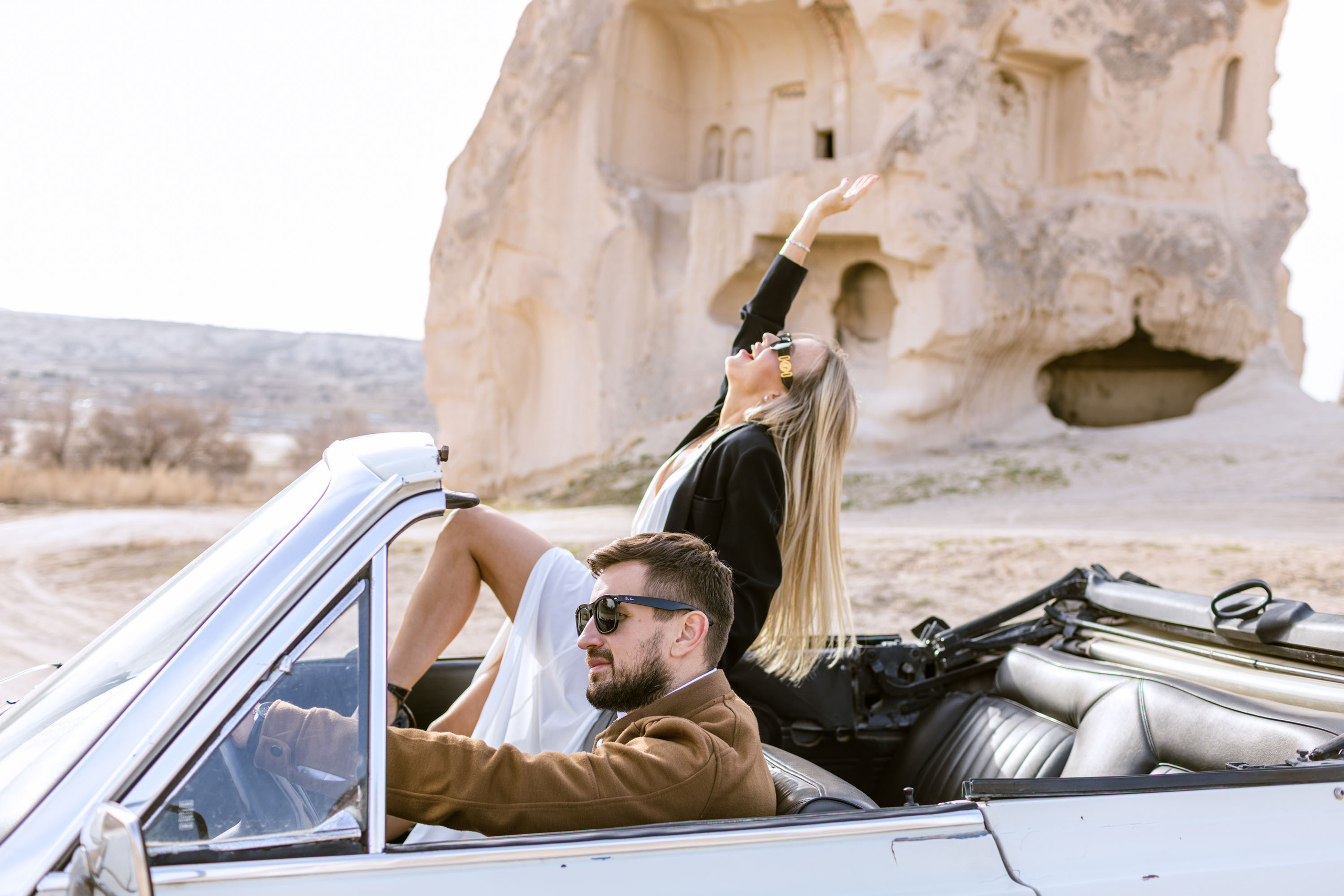 Couple’s Photoshoot with a Retro Convertible. Julia Ganch I Fashion Wedding Photography I Cappadocia Turkey