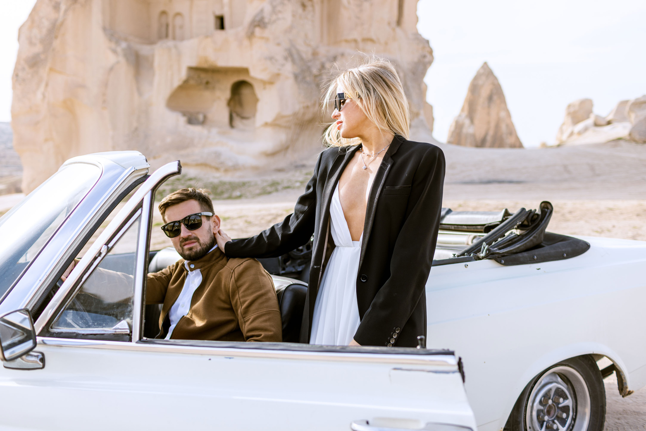 Couple’s Photoshoot with a Retro Convertible. Julia Ganch I Fashion Wedding Photography I Cappadocia Turkey