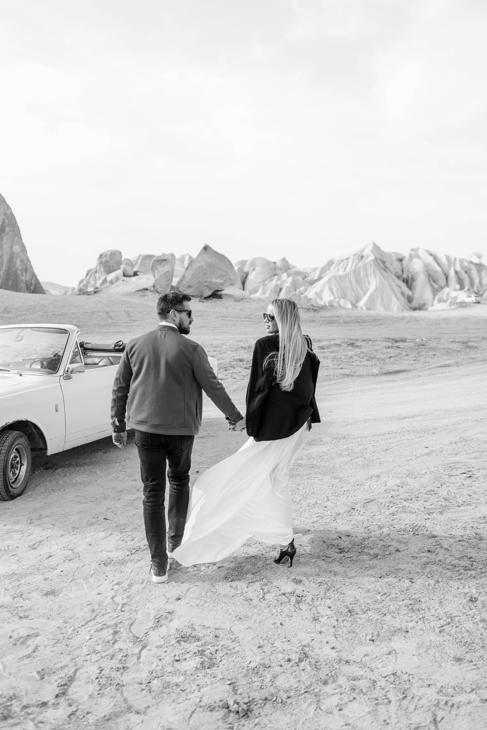 Couple’s Photoshoot with a Retro Convertible. Julia Ganch I Fashion Wedding Photography I Cappadocia Turkey