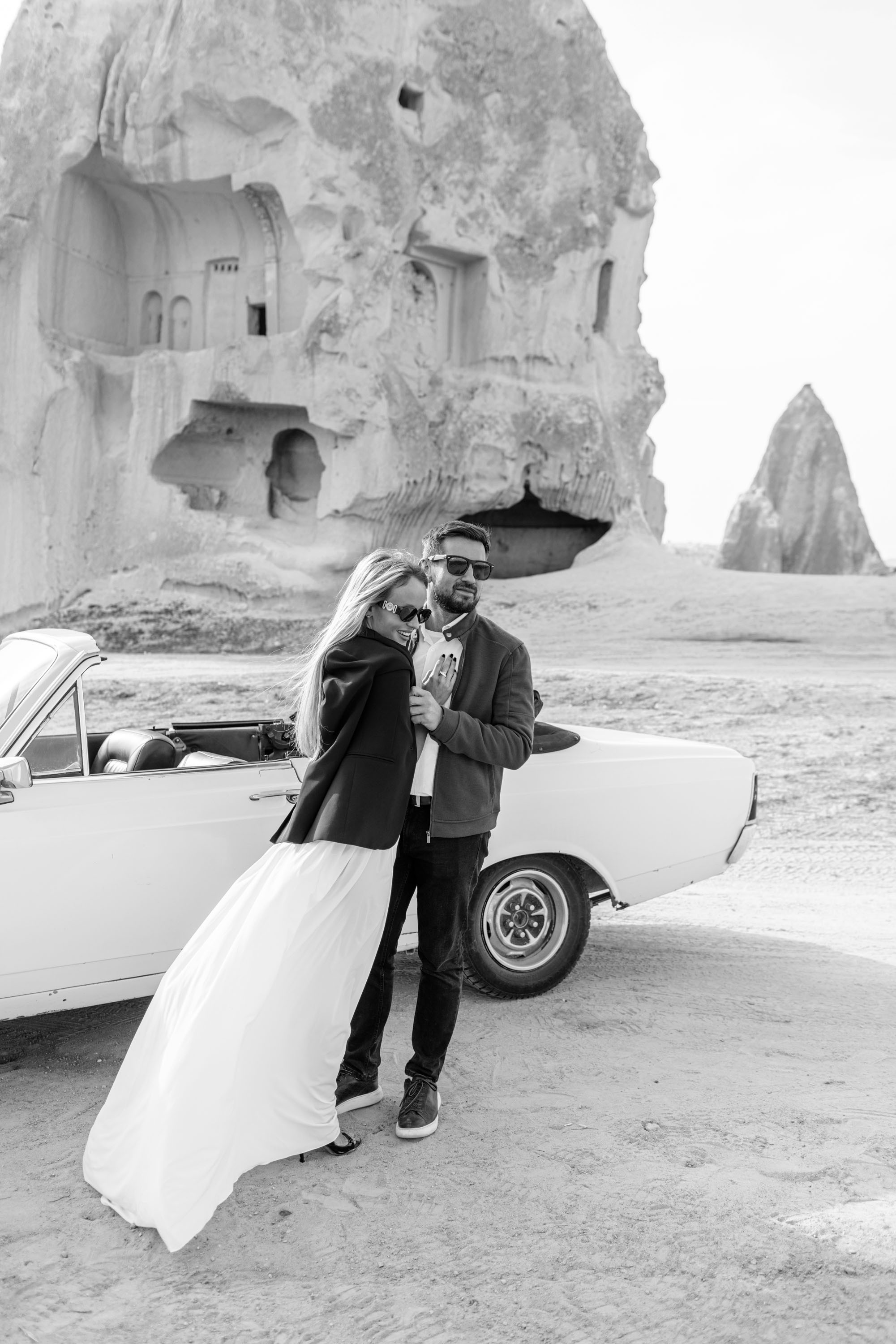 Couple’s Photoshoot with a Retro Convertible. Julia Ganch I Fashion Wedding Photography I Cappadocia Turkey