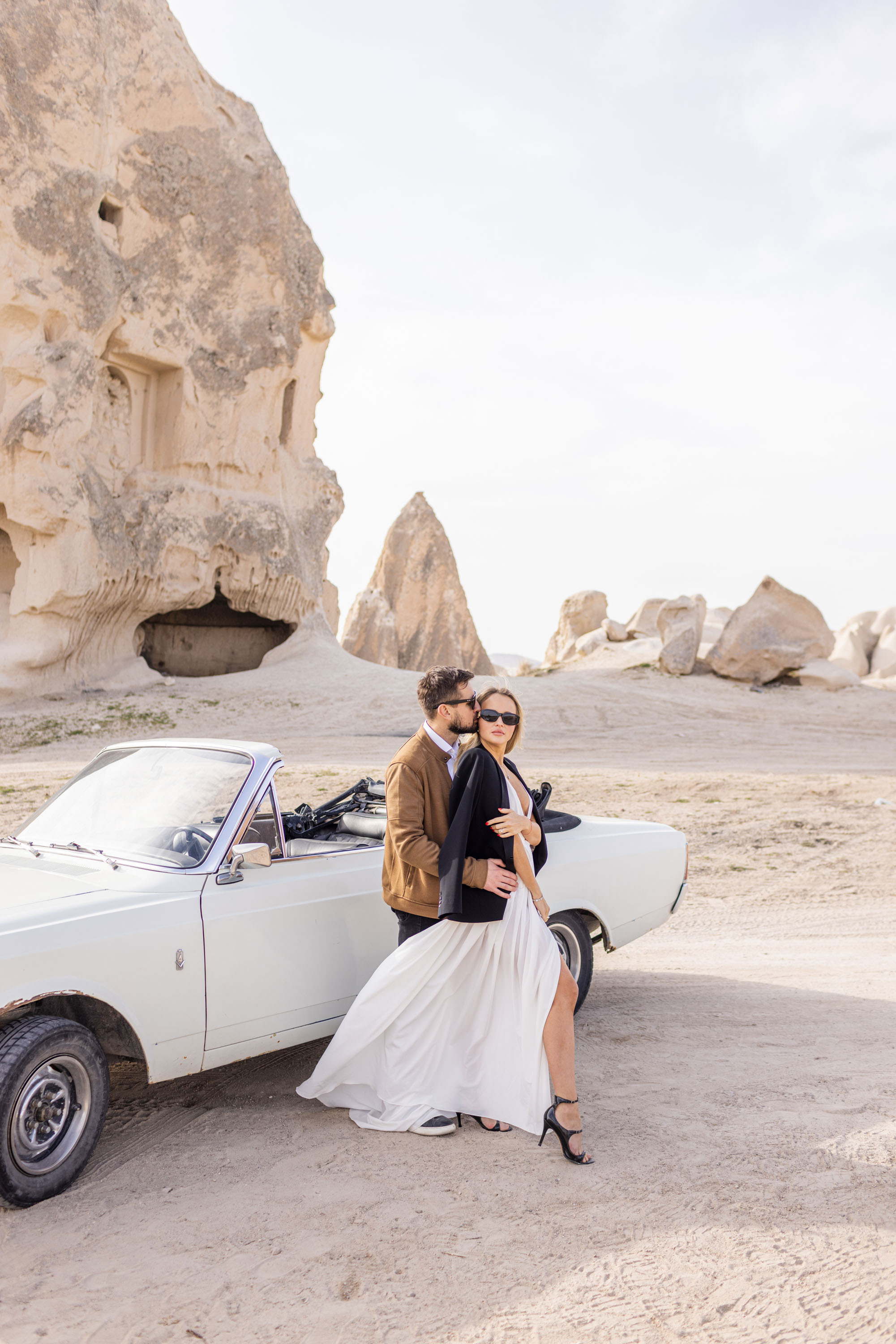 Couple’s Photoshoot with a Retro Convertible. Julia Ganch I Fashion Wedding Photography I Cappadocia Turkey