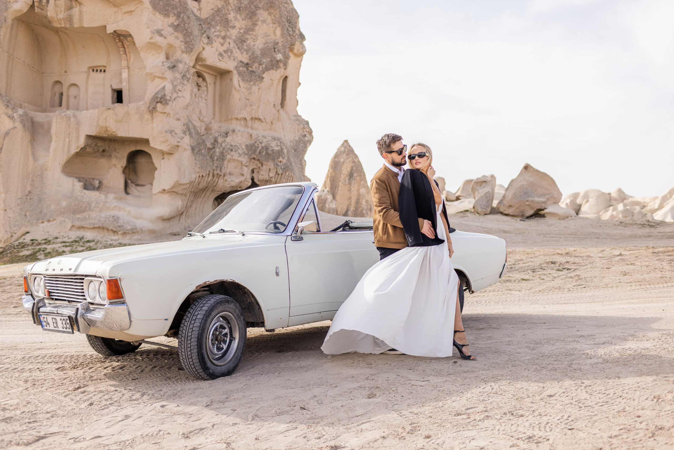 Couple’s Photoshoot with a Retro Convertible. Julia Ganch I Fashion Wedding Photography I Cappadocia Turkey