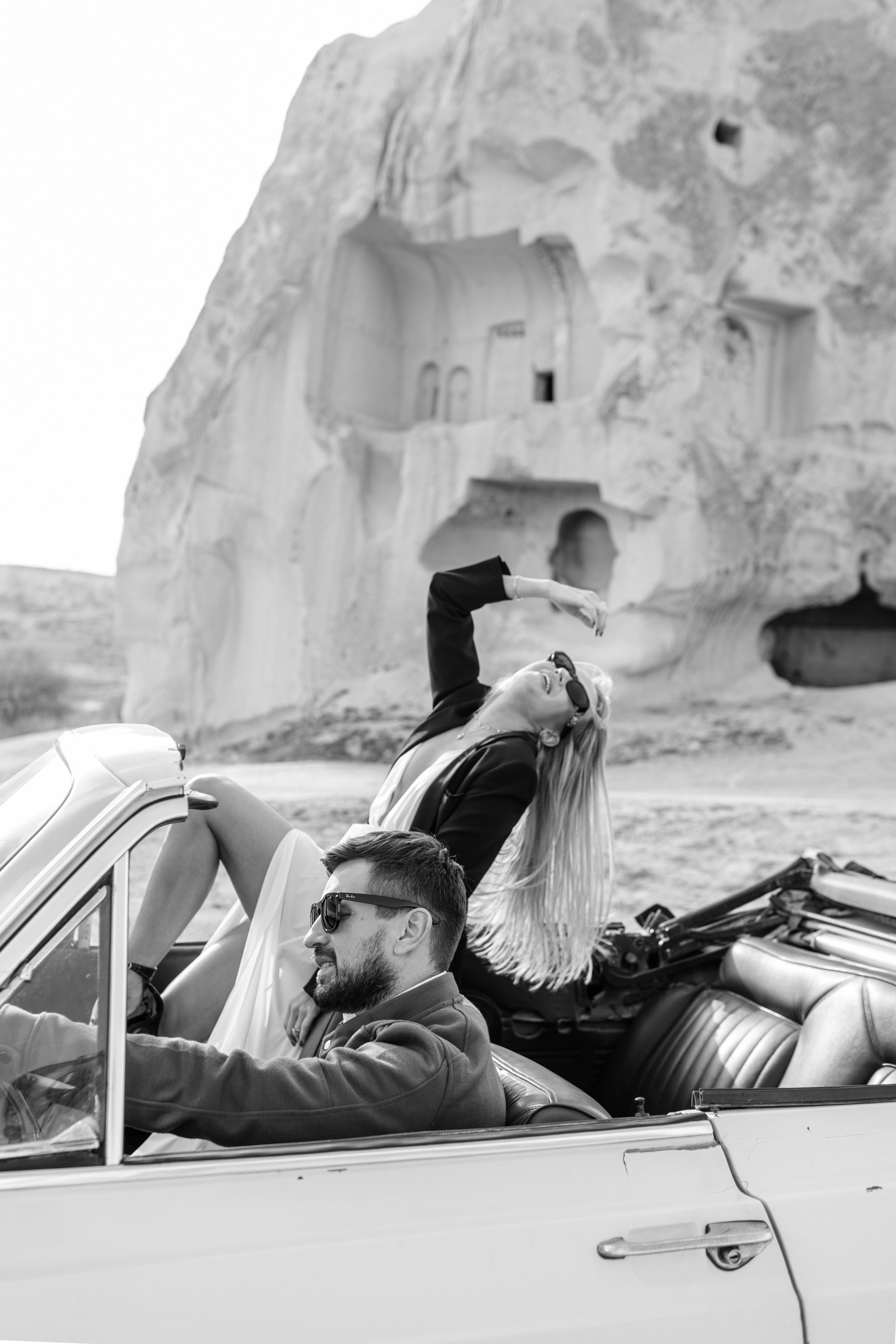 Couple’s Photoshoot with a Retro Convertible. Julia Ganch I Fashion Wedding Photography I Cappadocia Turkey
