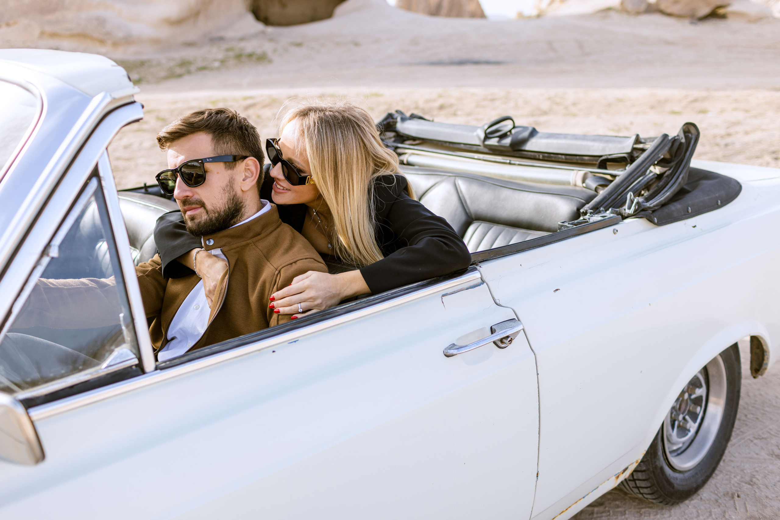 Couple’s Photoshoot with a Retro Convertible. Julia Ganch I Fashion Wedding Photography I Cappadocia Turkey