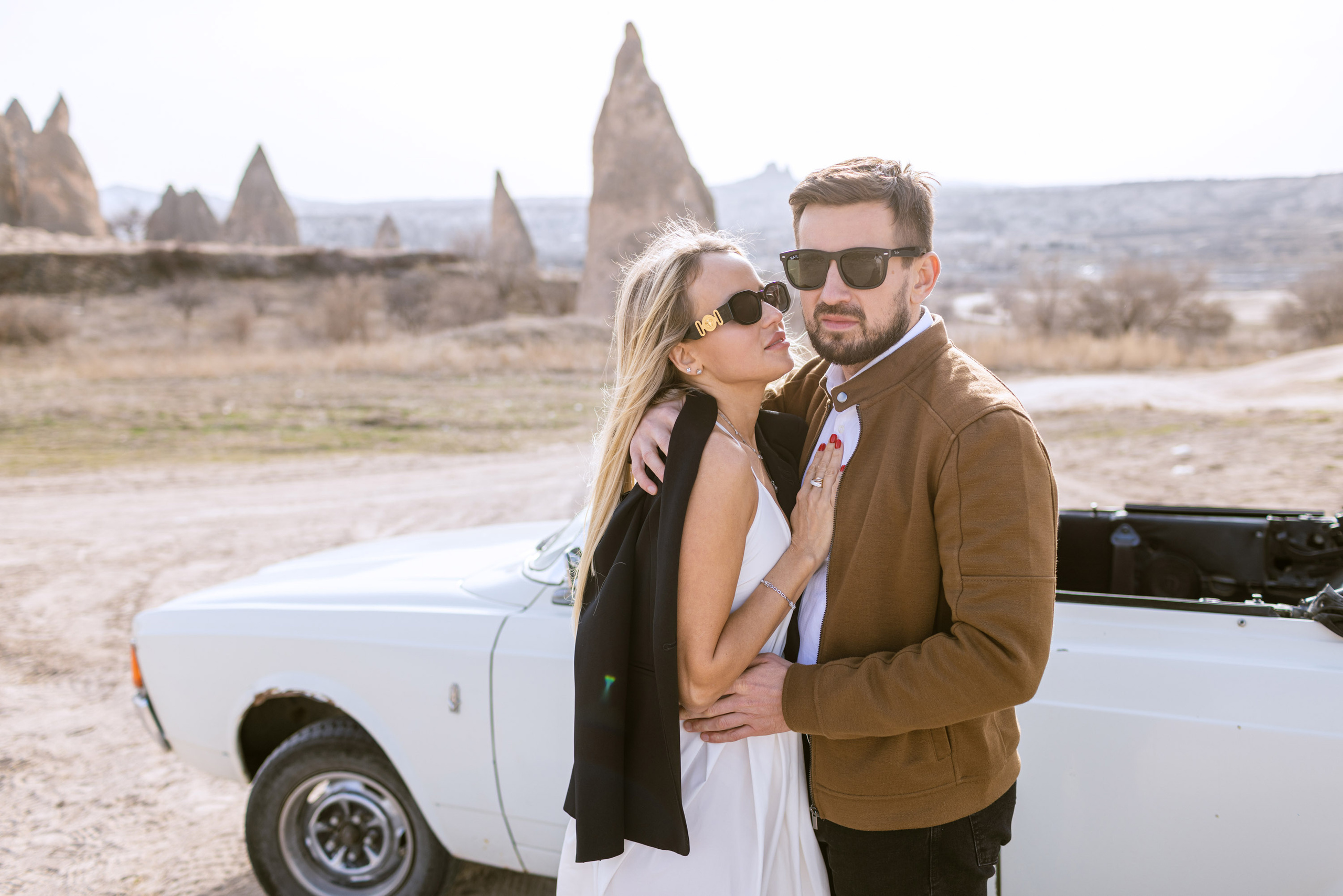 Couple’s Photoshoot with a Retro Convertible. Julia Ganch I Fashion Wedding Photography I Cappadocia Turkey