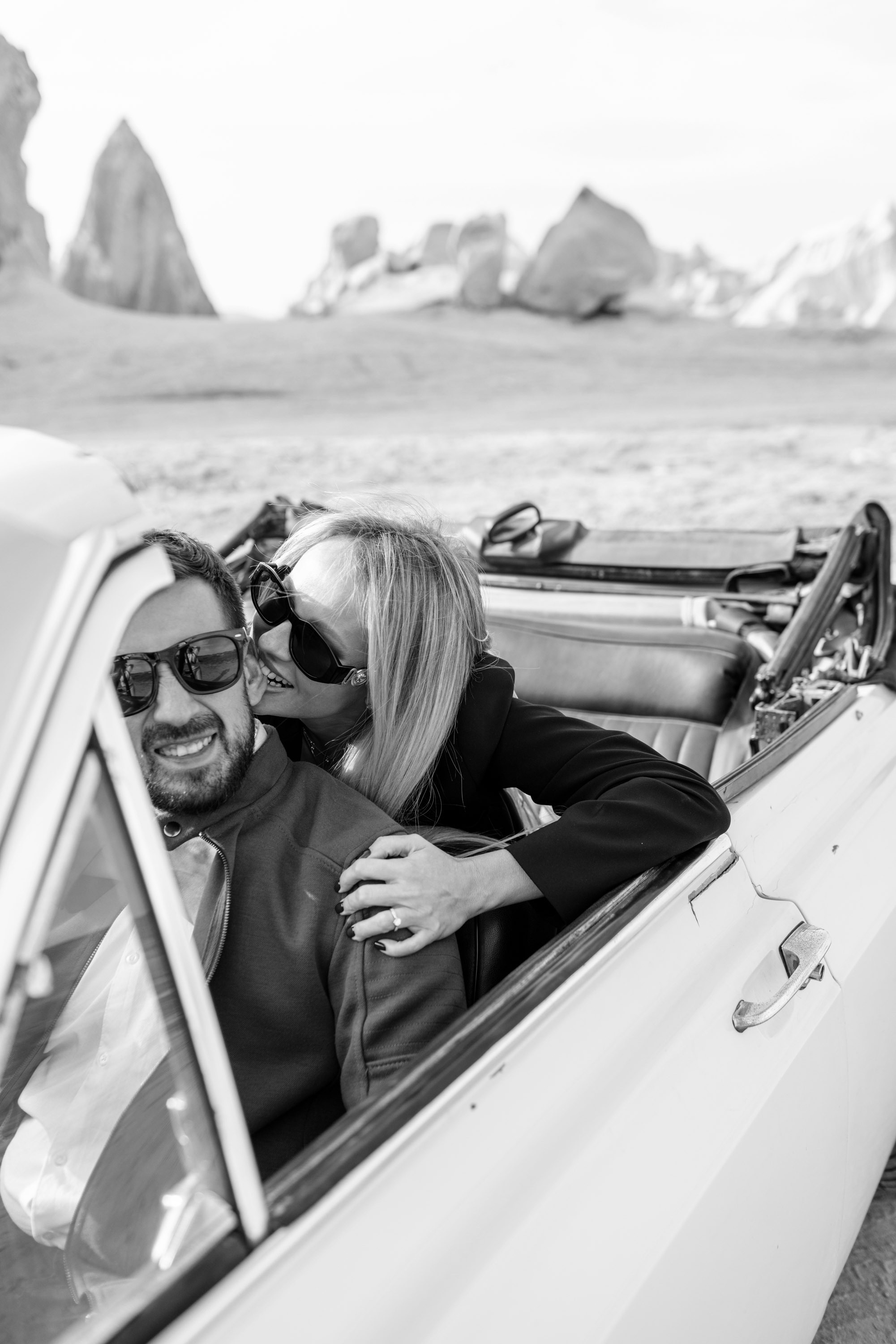 Couple’s Photoshoot with a Retro Convertible. Julia Ganch I Fashion Wedding Photography I Cappadocia Turkey