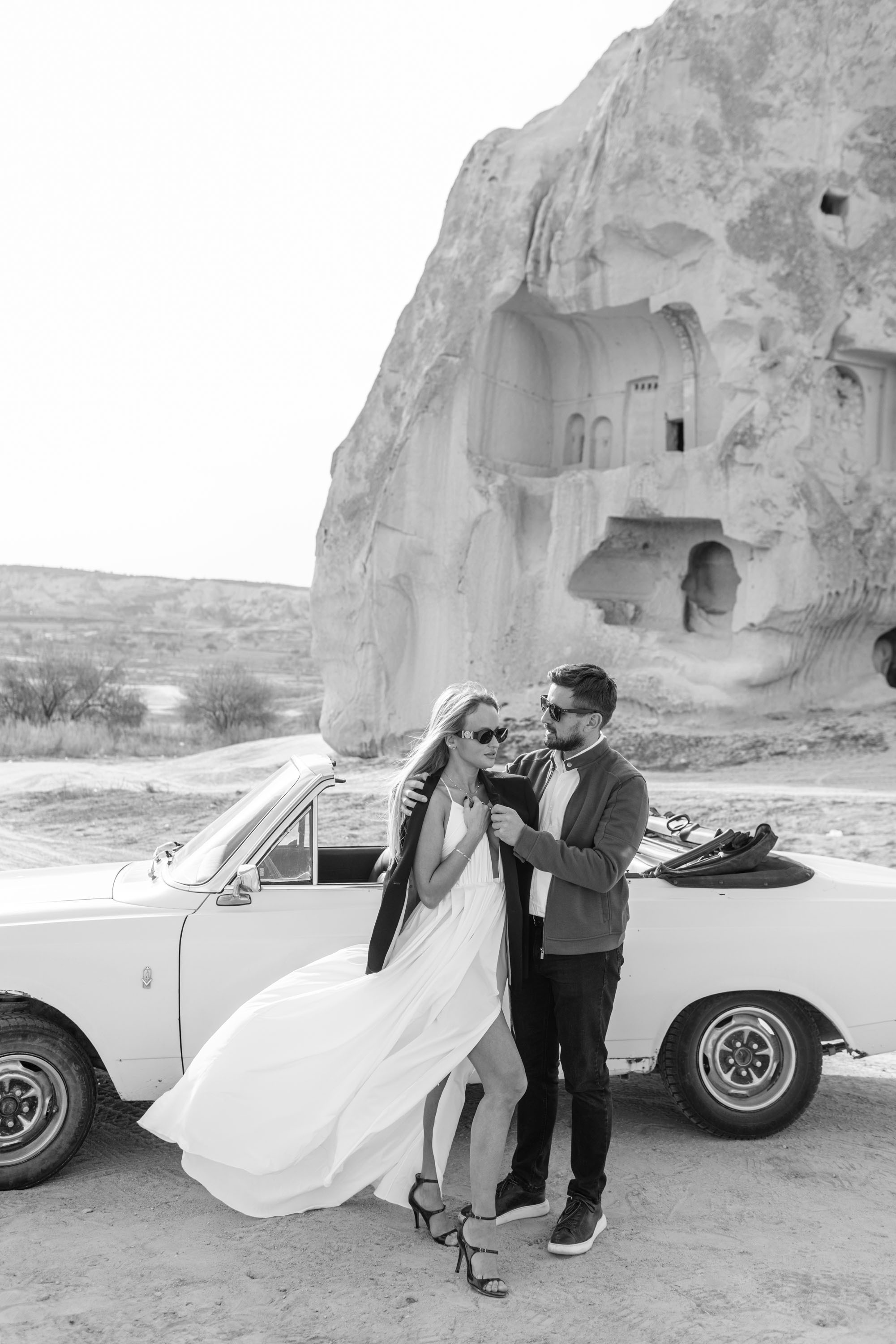 Couple’s Photoshoot with a Retro Convertible. Julia Ganch I Fashion Wedding Photography I Cappadocia Turkey