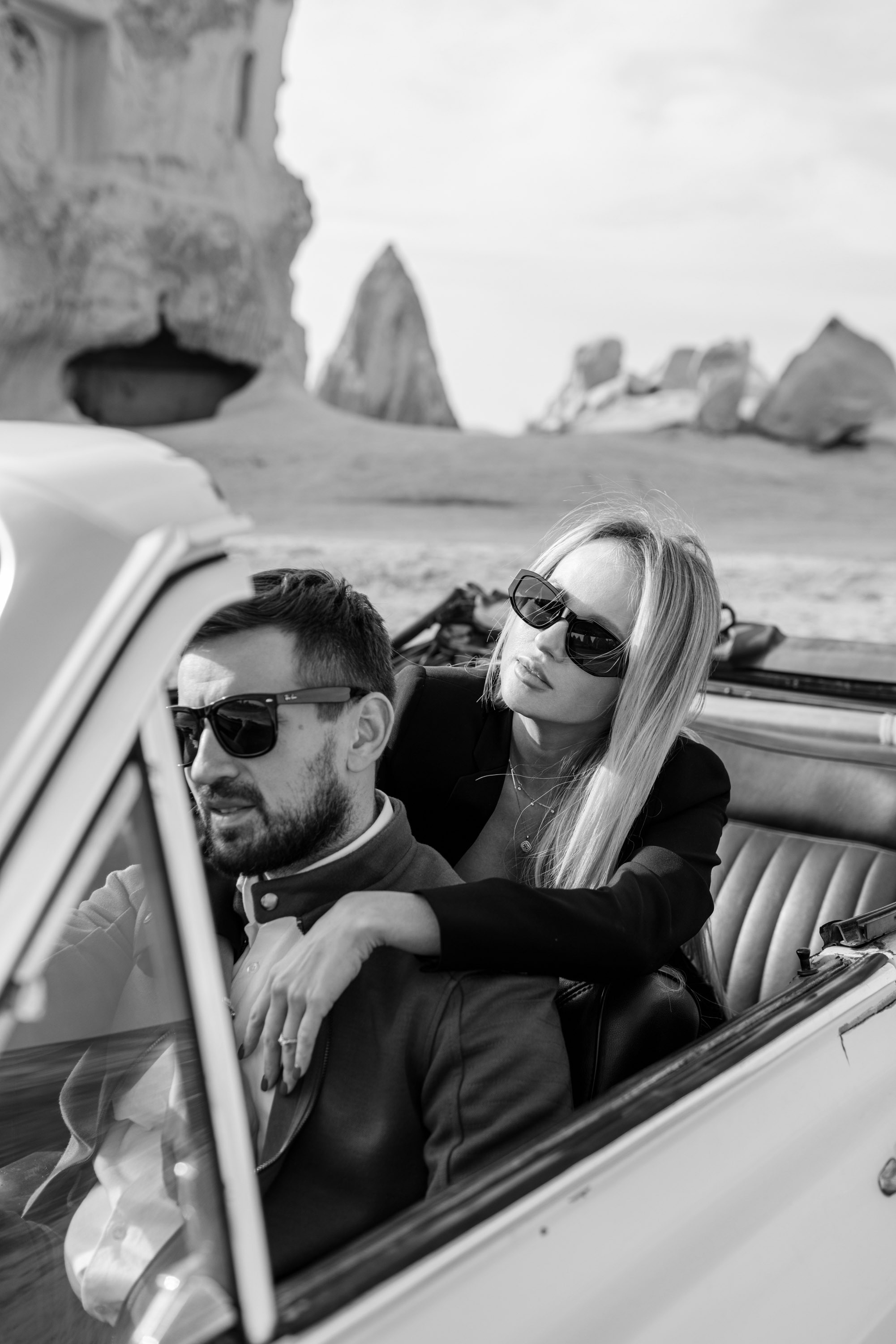 Couple’s Photoshoot with a Retro Convertible. Julia Ganch I Fashion Wedding Photography I Cappadocia Turkey
