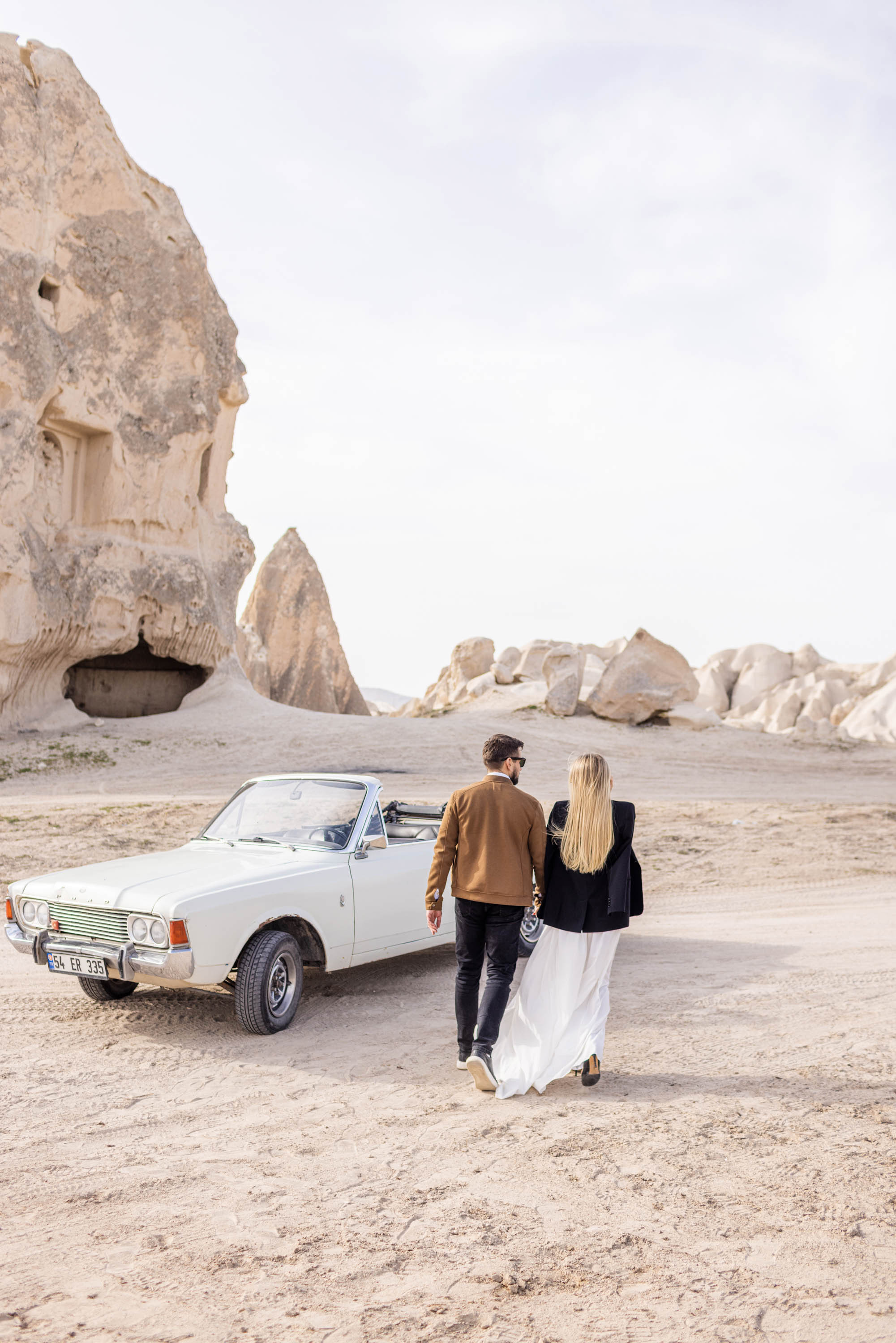 Couple’s Photoshoot with a Retro Convertible. Julia Ganch I Fashion Wedding Photography I Cappadocia Turkey