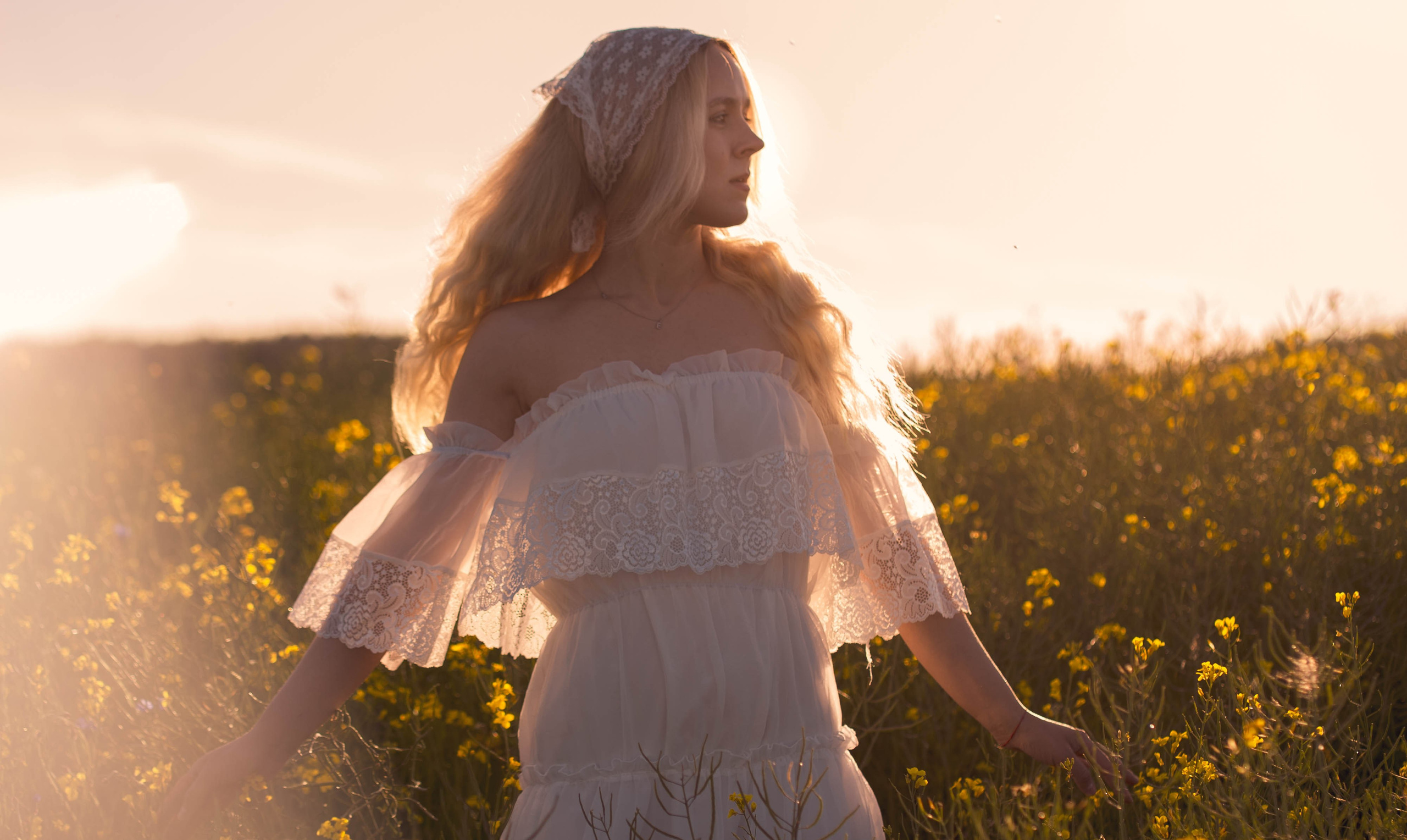 Rapsų laukai su Egle. Fotografija — Olga Bojarin