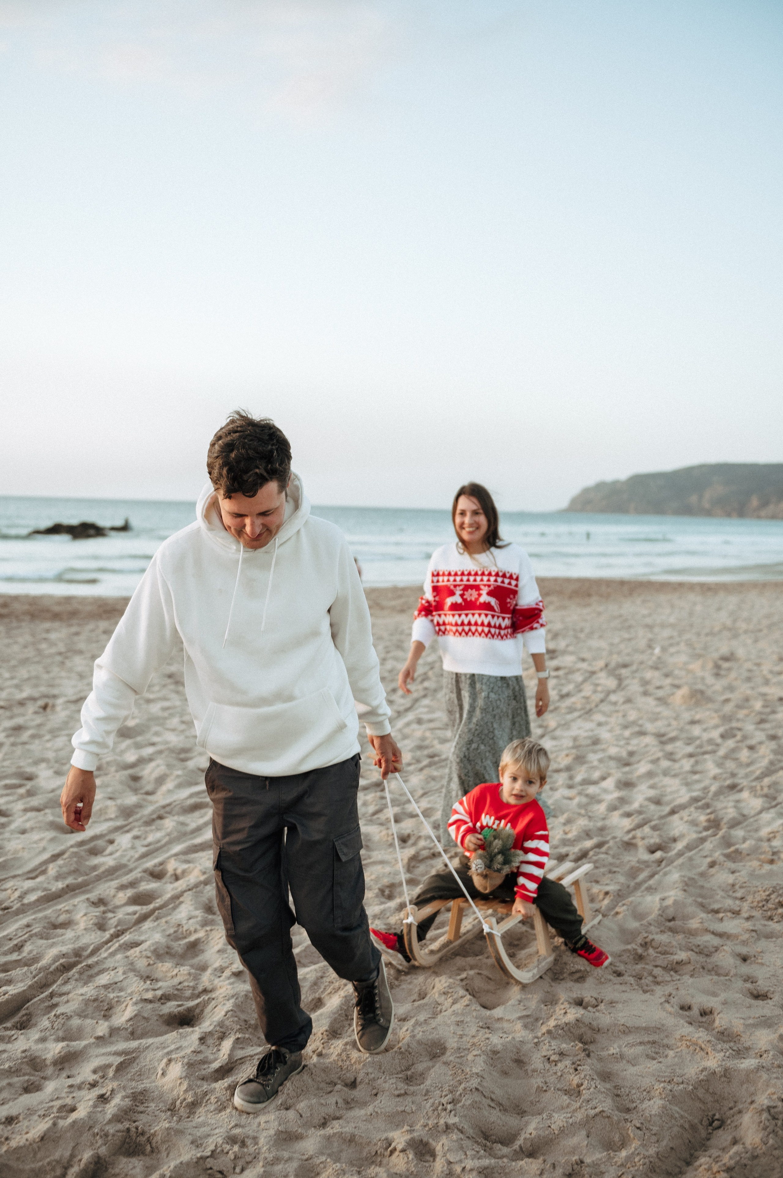 Family Christmas photoshoot on the beach in Portugal. Ваш фотограф в Лиссабоне — Анна Белова
