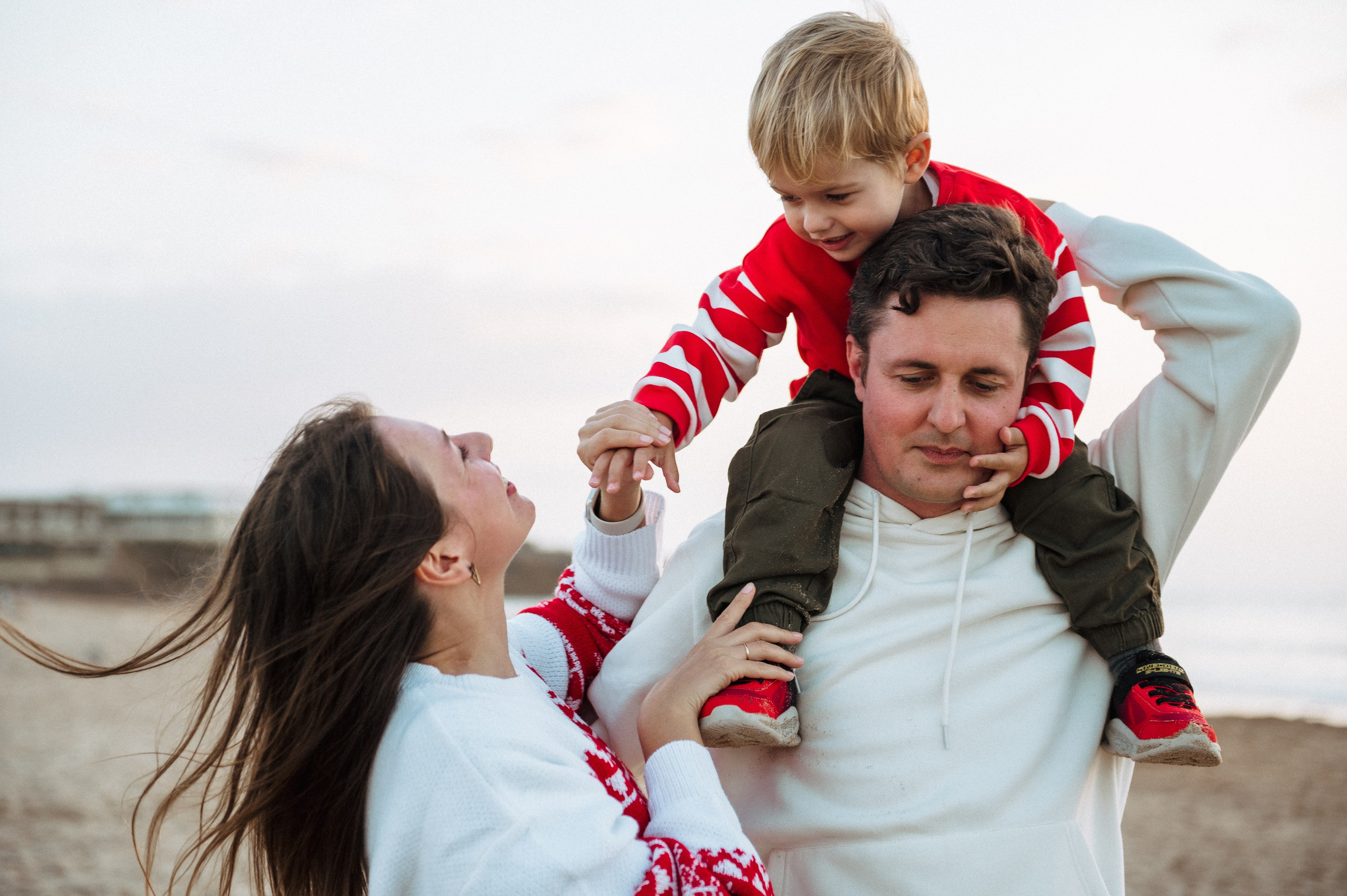 Family Christmas photoshoot on the beach in Portugal. Ваш фотограф в Лиссабоне — Анна Белова