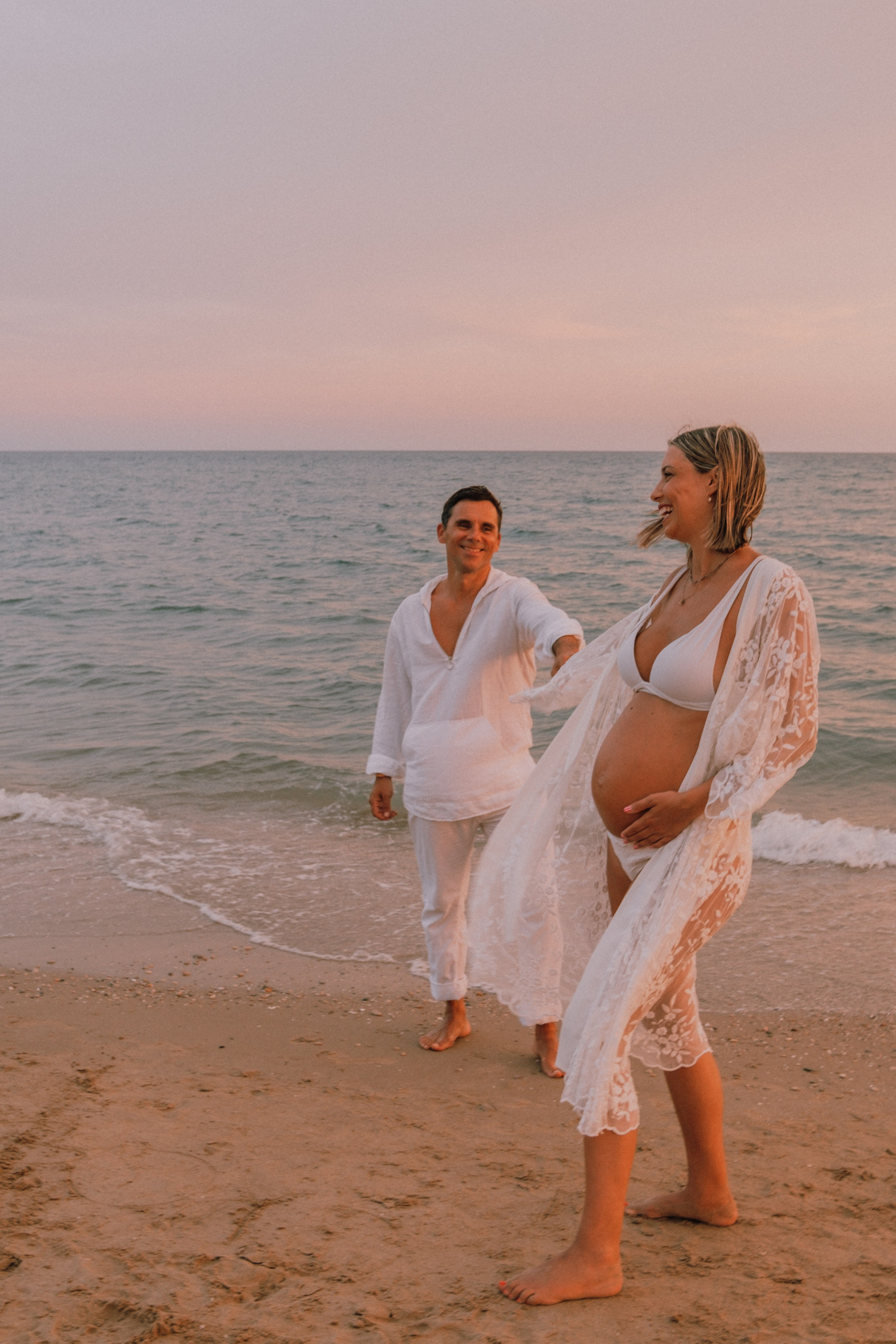 Sesión embarazo en la playa. Fotografía profesional en Calafell - Elena Medvedeva