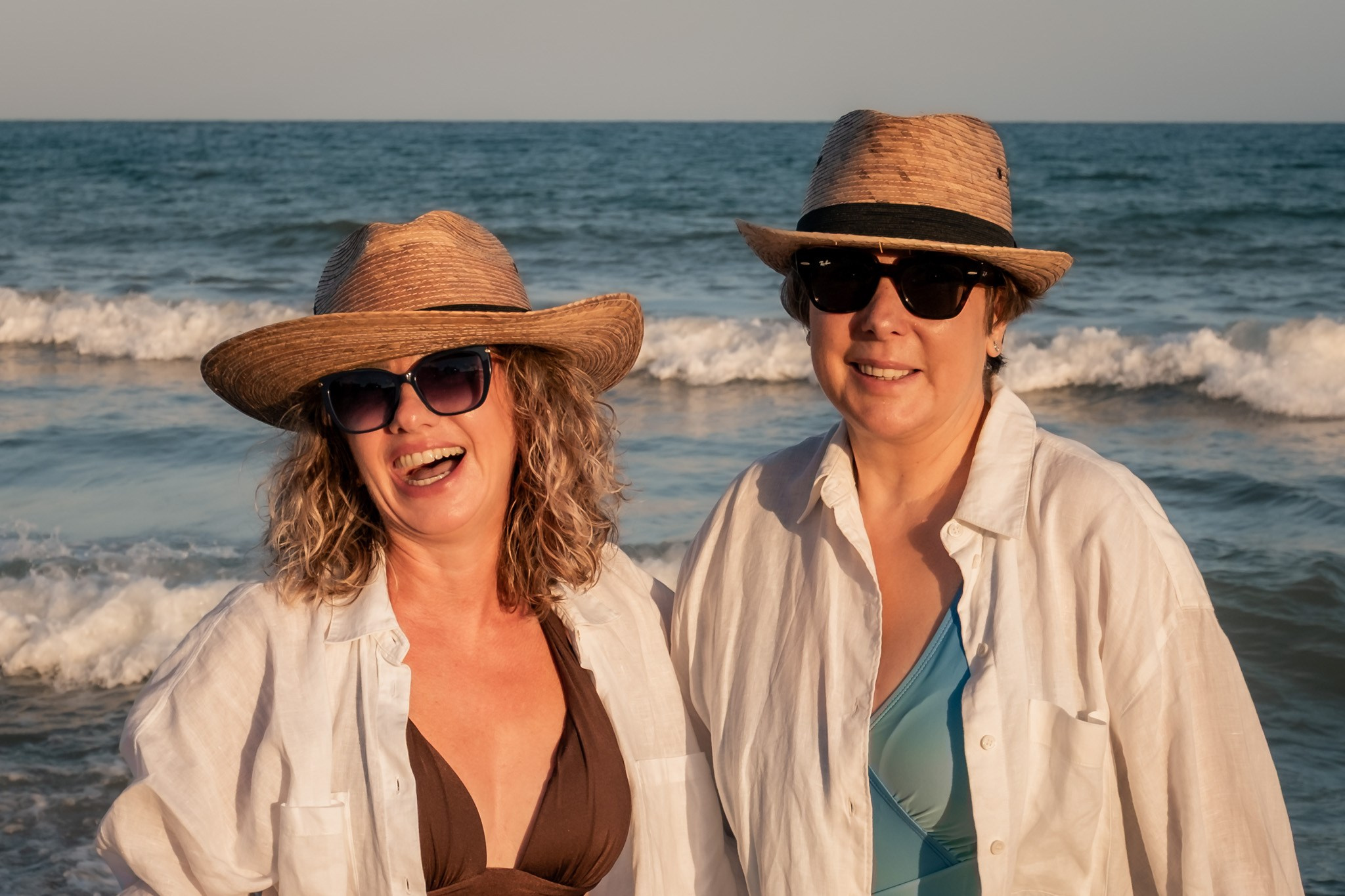 Amigas, mar y atardecer. Fotografía profesional en Calafell - Elena Medvedeva