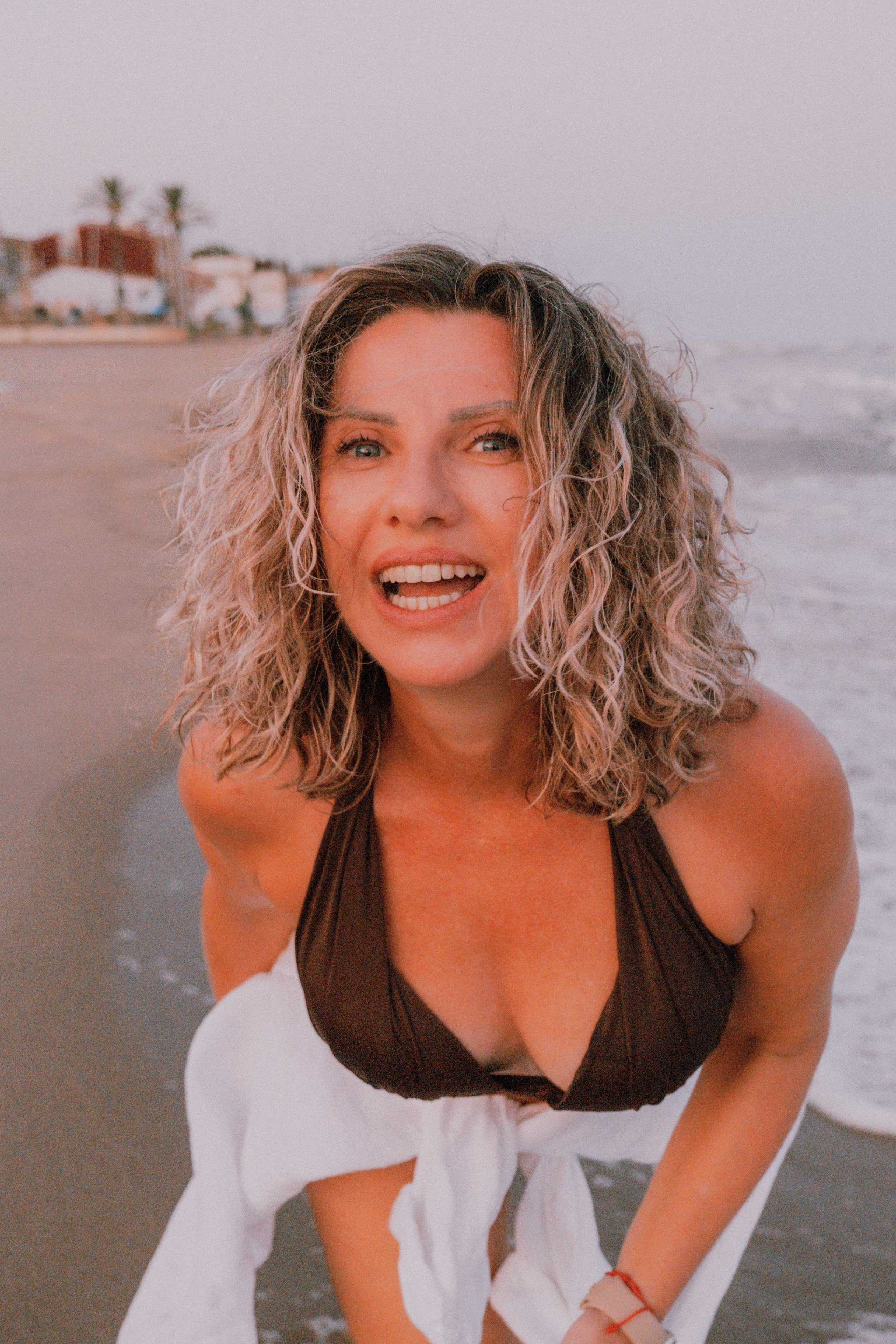 Sesión de amigas en la playa. Fotografía profesional en Calafell - Elena Medvedeva