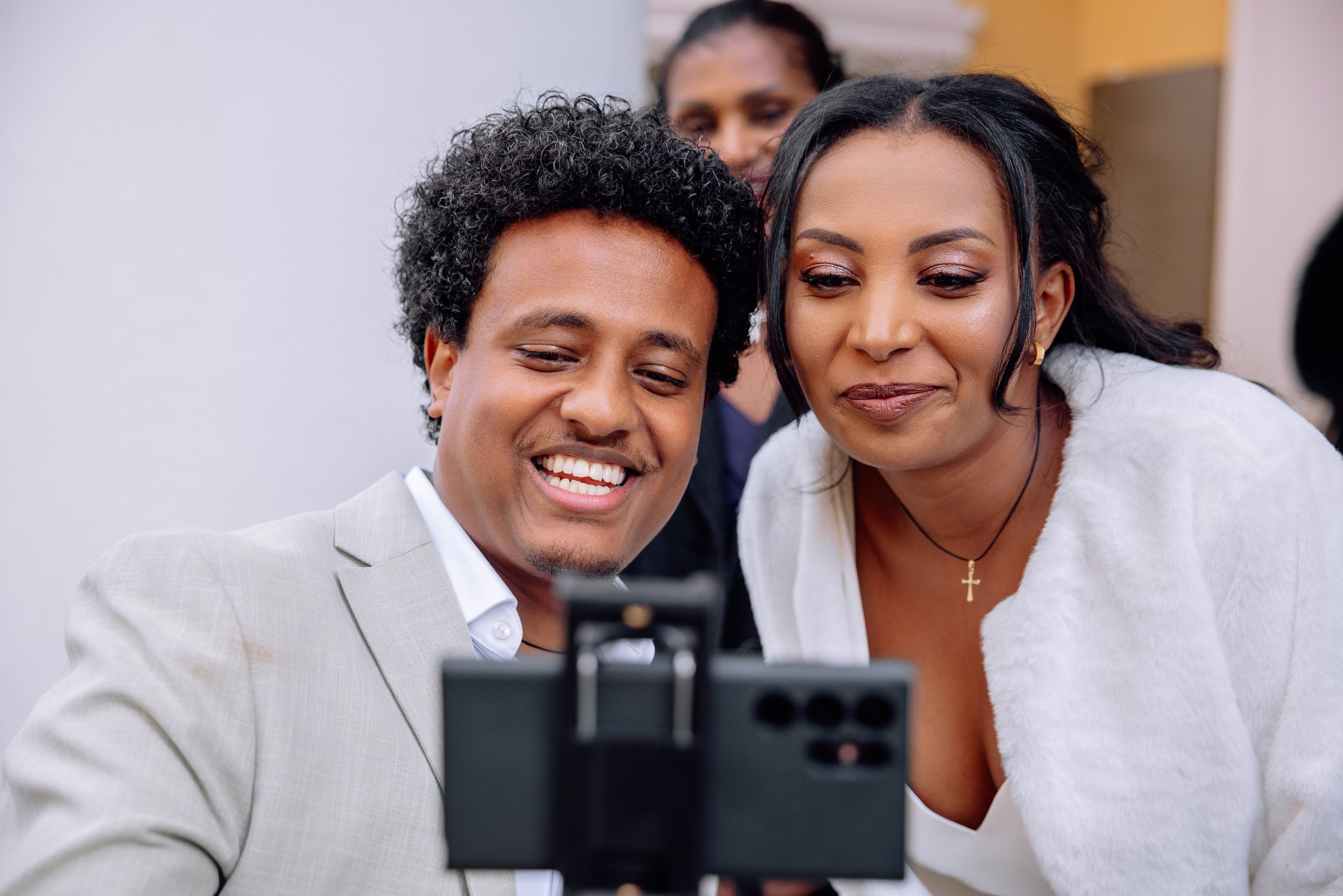 Videocall mit Verwandten – Brautpaar zeigt Hochzeit per Telefon vor Standesamt Schwabing