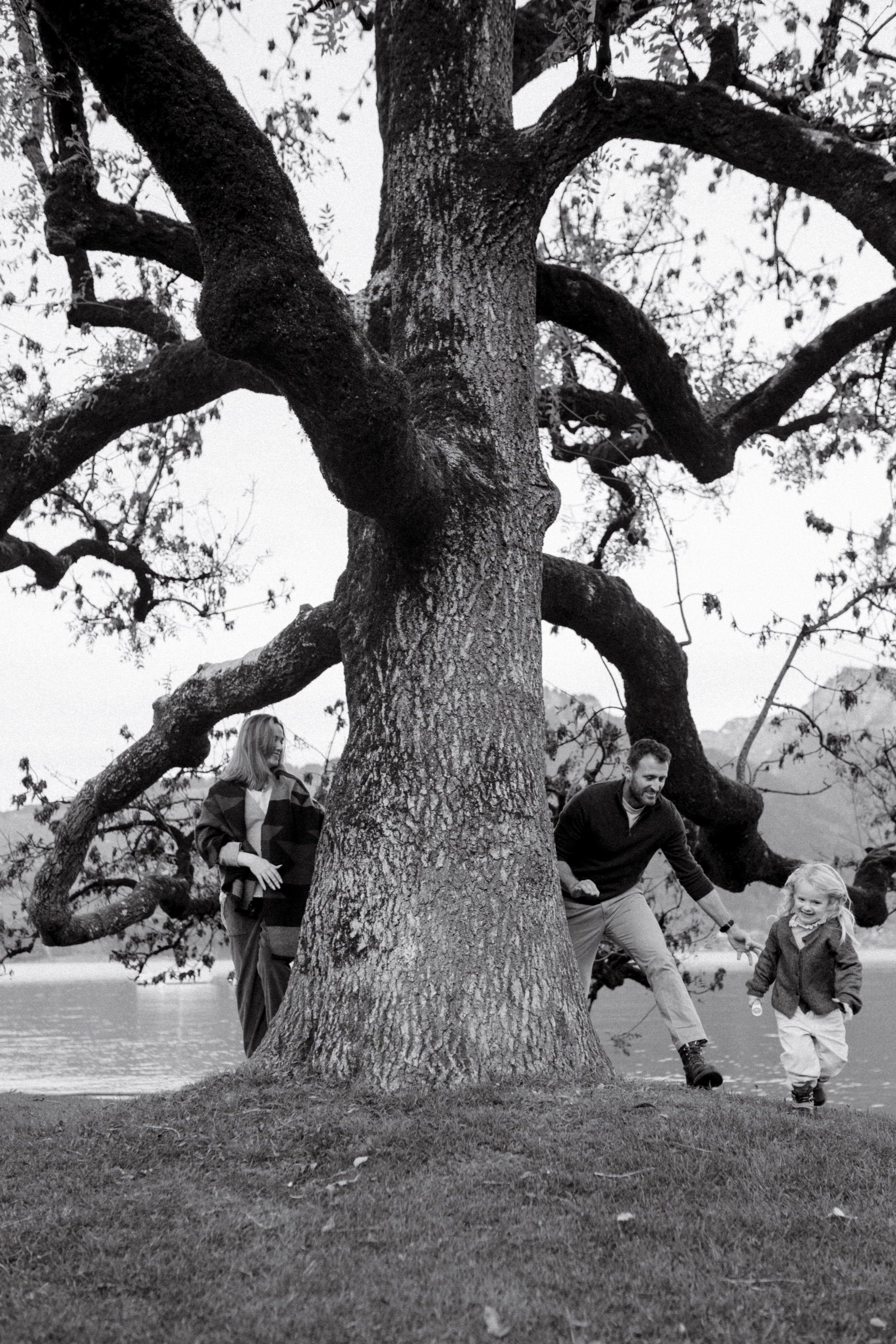 Under the Tree. Polina Sobol — family & documentary photographer in Bern. Outdoor & urban photo sessions for families, kids and couples