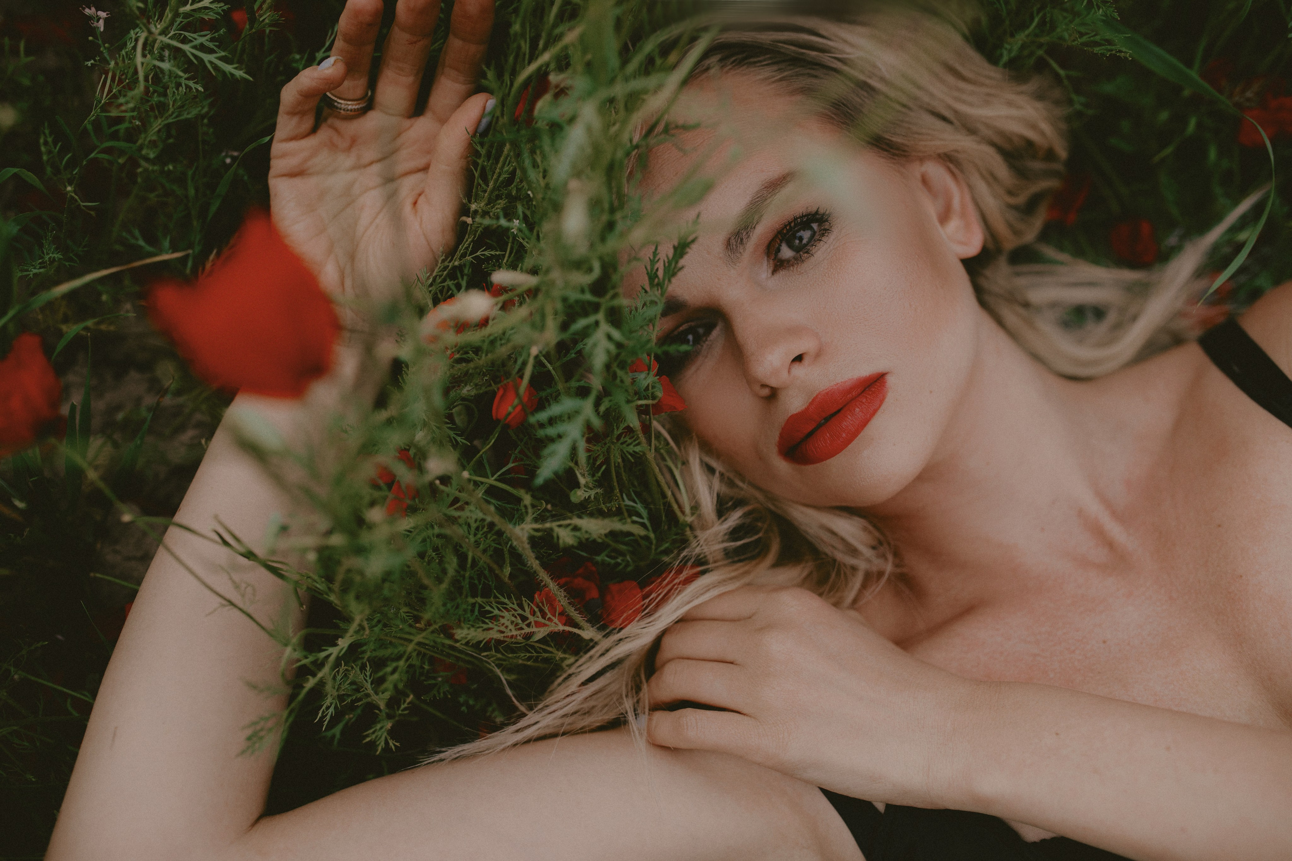 В маках. Валерия Вартанова. Фотограф