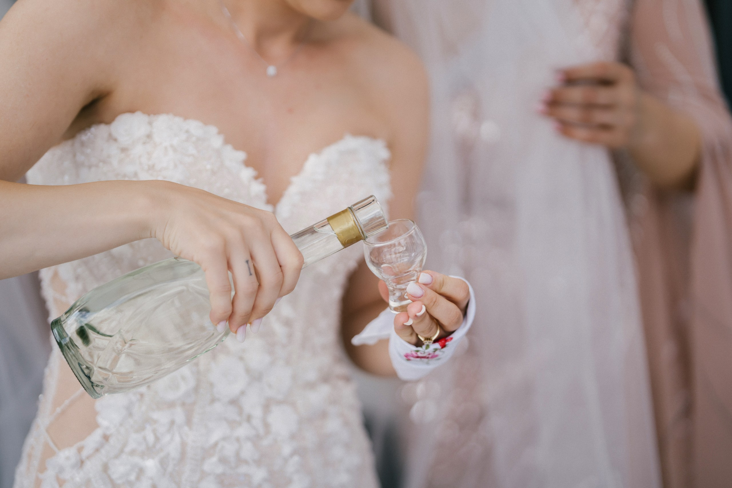 1. Mireasa Adriana în timpul pregătirilor de nuntă în Tudora Botoșani2. Costumul mirelui Ionuț fotografiat artistic în ziua nunții3. Prietenii mirelui la tradițiile de nuntă în Tudora4. Bărbieritul mirelui în cadrul obiceiurilor tradiționale de nuntă5. Fotografii de familie la biserică în ziua nunții6. Portret de familie cu mirii și copilul lor la nunta din Botoșani7. Primul dans al mirilor la Mariage Dor Baisa Botoșani8. Decor elegant de nuntă la Mariage Dor Baisa9. Emoții și tradiții la nunta din Tudora județul Botoșani10. Fotograf profesionist de nuntă în Botoșani surprinzând momente autentice - otograf-nunta-botosanifotograf-evenimente-botosanifotograf-profesionist-botosanifotograf-nunta-tudoranunta-tudora-botosanisedinta-foto-nunta-botosanipoze-nunta-botosanifotografii-nunta-tudorafotograf-cununie-religioasa-botosanibiserica-sfintii-imparati-constantin-si-elena-tudoramariage-dor-baisa-botosanirestaurant-nunta-botosanidansul-mirilor-mariage-dorpregatiri-mire-botosanipregatiri-mireasa-botosanitraditii-nunta-moldovaobiceiuri-nunta-tudorafotograf-familie-nunta-botosaniportret-miri-botosanigalerie-foto-nunta-botosanialbum-foto-nunta-botosaninunta-eleganta-botosaninunta-cu-traditii-botosanifotograf-premium-nunta-botosaniservicii-foto-video-botosanipoveste-de-nunta-botosanifotograf-documentar-nuntafotograf-natural-emotionalmiri-ionut-si-adriananunta-autentica-tudora -otograf-nunta-botosanifotograf-nunta-tudoranunta-tudora-botosanifotograf-evenimente-botosanifotograf-profesionist-botosaniservicii-foto-video-botosanigalerie-foto-nunta-botosanialbum-foto-nunta-botosani - nunta-autentica-botosaninunta-cu-traditii-botosanipoveste-de-nunta-botosanifotografii-emotionante-nuntamomente-autentice-nuntafotografie-documentara-nuntafotograf-natural-nunta- pregatiri-miri-tudorabiserica-tudora-botosanicununie-religioasa-tudoramariage-dor-baisa-botosanipetrecere-nunta-botosanivalsul-mirilor-botosani - alino-foto-studio-botosaniionut-si-adriana-nunta-tudorafotograf-alin-chirila-botosani