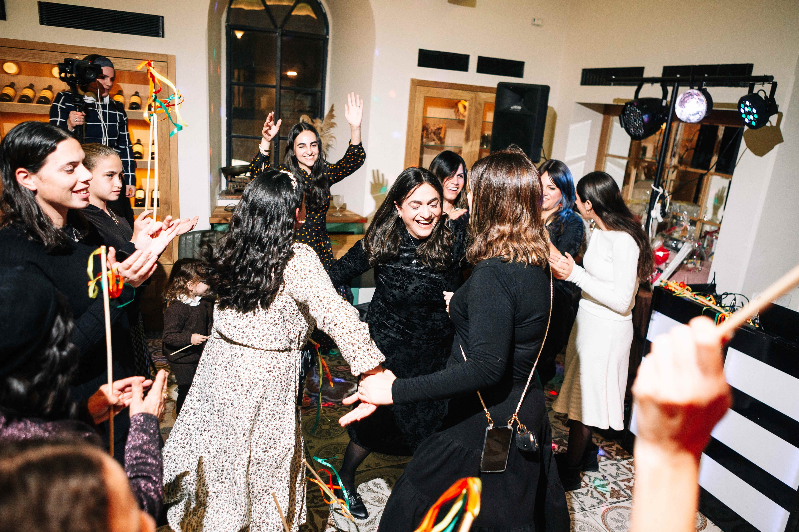 PARTY IN A RESTAURANT WITH THE WHOLE FAMILY. Https://shi-photo.com/