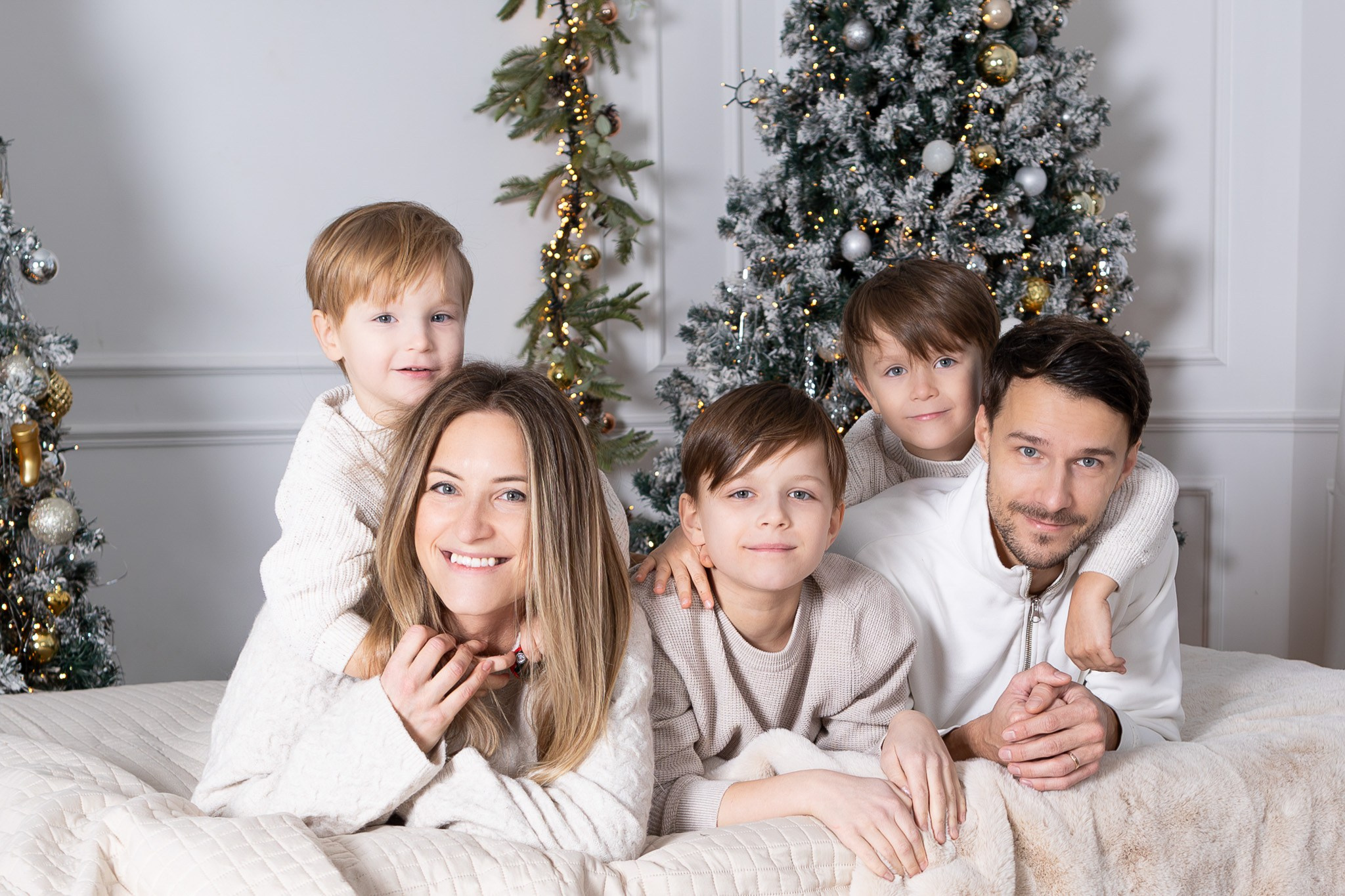 Ziemassvētku fotosesija. Portretu fotosesija Rīgā| Biznesa portretu foto | Korporatīvās un darbinieku fotosesijas | Pasākumu fotogrāfs | Produktu fotogrāfs