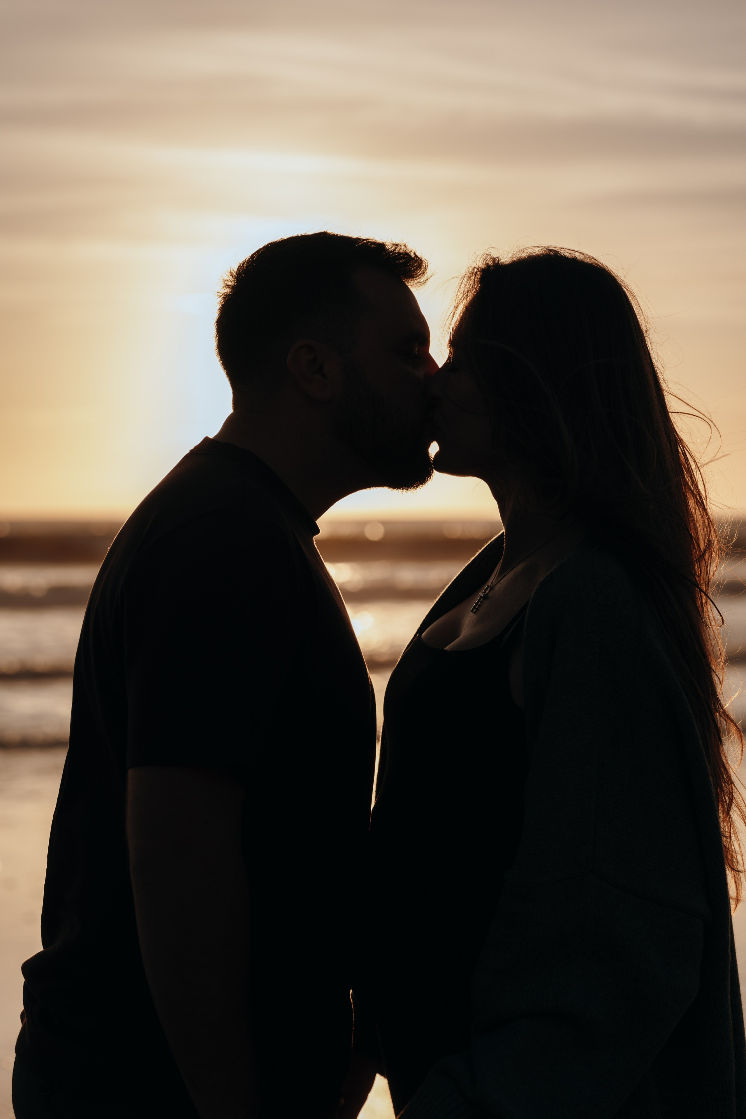 Sunset maternity photoshoot. Annah Louwagie — Lifestyle photographer for couples, families & brands | France & worldwide