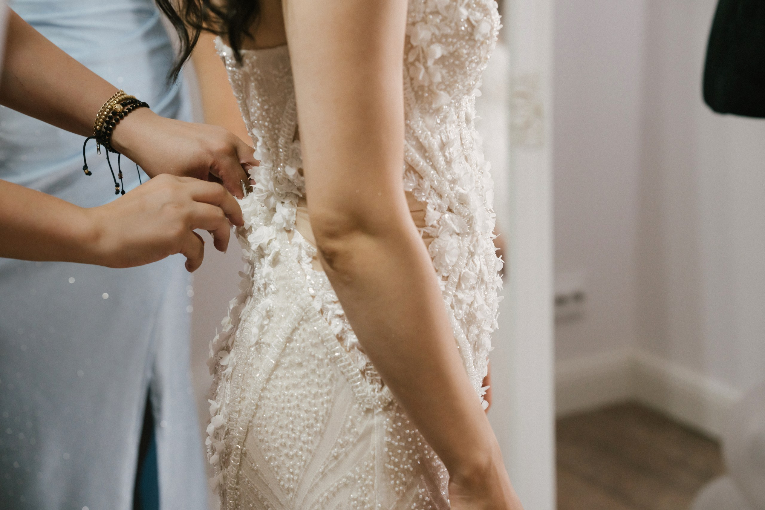 1. Mireasa Adriana în timpul pregătirilor de nuntă în Tudora Botoșani2. Costumul mirelui Ionuț fotografiat artistic în ziua nunții3. Prietenii mirelui la tradițiile de nuntă în Tudora4. Bărbieritul mirelui în cadrul obiceiurilor tradiționale de nuntă5. Fotografii de familie la biserică în ziua nunții6. Portret de familie cu mirii și copilul lor la nunta din Botoșani7. Primul dans al mirilor la Mariage Dor Baisa Botoșani8. Decor elegant de nuntă la Mariage Dor Baisa9. Emoții și tradiții la nunta din Tudora județul Botoșani10. Fotograf profesionist de nuntă în Botoșani surprinzând momente autentice - otograf-nunta-botosanifotograf-evenimente-botosanifotograf-profesionist-botosanifotograf-nunta-tudoranunta-tudora-botosanisedinta-foto-nunta-botosanipoze-nunta-botosanifotografii-nunta-tudorafotograf-cununie-religioasa-botosanibiserica-sfintii-imparati-constantin-si-elena-tudoramariage-dor-baisa-botosanirestaurant-nunta-botosanidansul-mirilor-mariage-dorpregatiri-mire-botosanipregatiri-mireasa-botosanitraditii-nunta-moldovaobiceiuri-nunta-tudorafotograf-familie-nunta-botosaniportret-miri-botosanigalerie-foto-nunta-botosanialbum-foto-nunta-botosaninunta-eleganta-botosaninunta-cu-traditii-botosanifotograf-premium-nunta-botosaniservicii-foto-video-botosanipoveste-de-nunta-botosanifotograf-documentar-nuntafotograf-natural-emotionalmiri-ionut-si-adriananunta-autentica-tudora -otograf-nunta-botosanifotograf-nunta-tudoranunta-tudora-botosanifotograf-evenimente-botosanifotograf-profesionist-botosaniservicii-foto-video-botosanigalerie-foto-nunta-botosanialbum-foto-nunta-botosani - nunta-autentica-botosaninunta-cu-traditii-botosanipoveste-de-nunta-botosanifotografii-emotionante-nuntamomente-autentice-nuntafotografie-documentara-nuntafotograf-natural-nunta- pregatiri-miri-tudorabiserica-tudora-botosanicununie-religioasa-tudoramariage-dor-baisa-botosanipetrecere-nunta-botosanivalsul-mirilor-botosani - alino-foto-studio-botosaniionut-si-adriana-nunta-tudorafotograf-alin-chirila-botosani