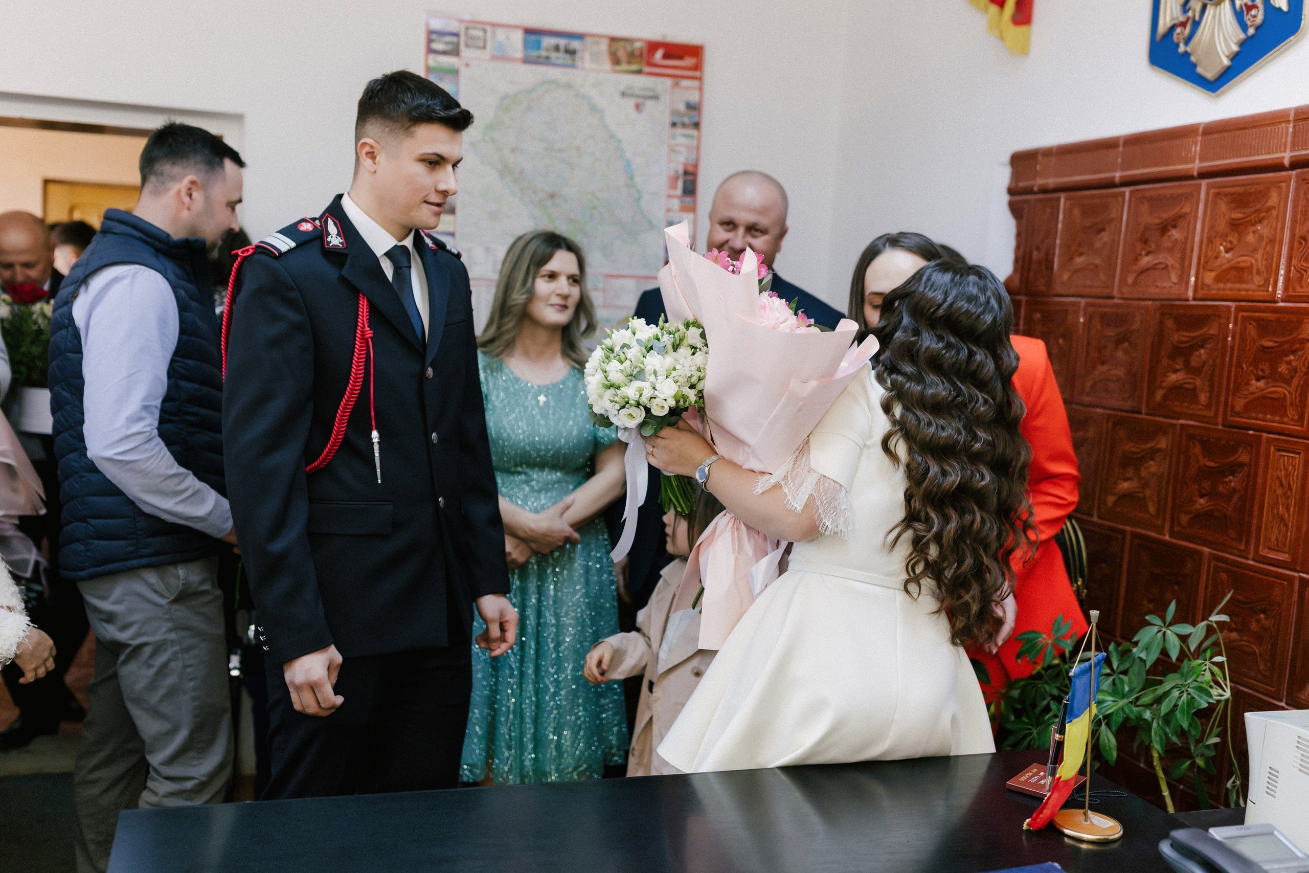 Povestitor prin fotografie - Fotograf nuntă Botoșani  – Alin Chirilă -* Gabriel și Denisa la starea civilă în Unțeni Botoșani, fotografie de cuplu pe scări elegante, Alin Chirilă fotograf* Mire și mireasă după cununia civilă în comuna Unțeni Botoșani, ședință foto realizată de AlinoFotoStudio* Fotograf stare civilă Botoșani, Gabriel și Denisa privindu-se cu drag pe scările locației de eveniment* Cuplu proaspăt căsătorit la cununia civilă Unțeni, fotografie romantică realizată de Alin Chirilă fotograf* Gabriel și Denisa după ceremonia civilă, ședință foto la Restaurant Luceafărul Popas Cucorăni* Fotograf evenimente Botoșani, stare civilă Unțeni, mire și mireasă în cadru elegant și luminos* Mire în uniformă și mireasă cu buchet alb, fotografie de nuntă civilă în județul Botoșani* AlinoFotoStudio portret de cuplu la stare civilă, Gabriel și Denisa în ziua logodnei civile* Fotograf cununie civilă Botoșani, moment romantic surprins la Popas Cucorăni Luceafărul* Gabriel și Denisa și-au spus da la Unțeni Botoșani, amintiri fotografice naturale și elegante* Mireasă cu păr ondulat și mire în uniformă militară, fotografie de cuplu la stare civilă* Alin Chirilă povestitor prin fotografie, cununie civilă Gabriel și Denisa în Botoșani* Ședință foto de stare civilă Botoșani, cuplu pe scări decorative într-un cadru rafinat* Fotograf nuntă și stare civilă Suceava Botoșani Iași, Gabriel și Denisa în ziua cea mare* Imagine romantică de la cununia civilă Unțeni, mire și mireasă zâmbind unul către celălalt, fotograf uvertura mall Botoșani, fotograf mall- servicii foto- video Botoșani 